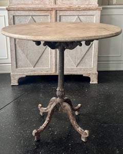 Französischer Pariser Bistrotisch des 19. Jahrhunderts mit Eisengestell und Marmorplatte