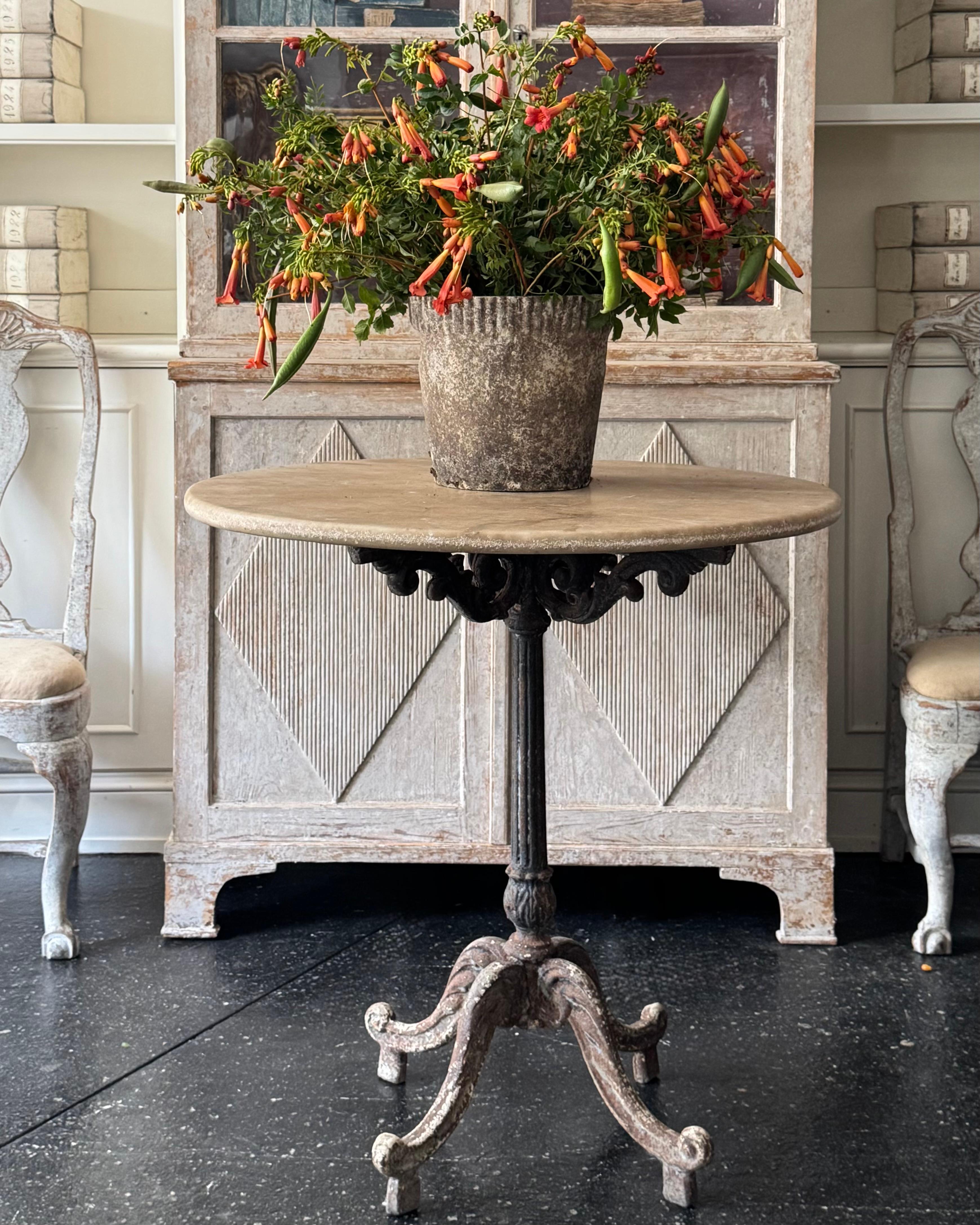Sculpté à la main Table de bistrot parisienne du 19e siècle avec base en fer et plateau en marbre en vente