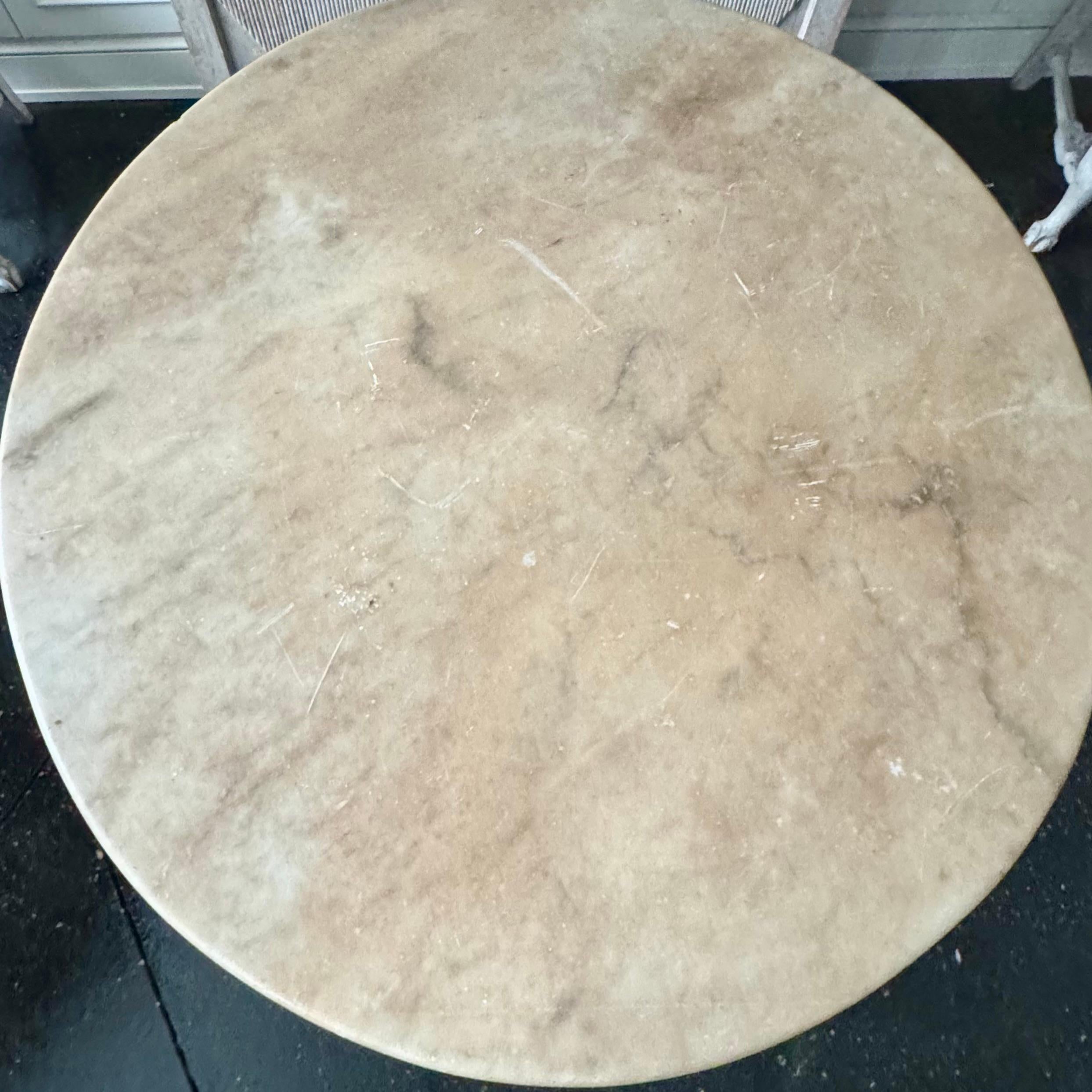 XIXe siècle Table de bistrot parisienne du 19e siècle avec base en fer et plateau en marbre en vente