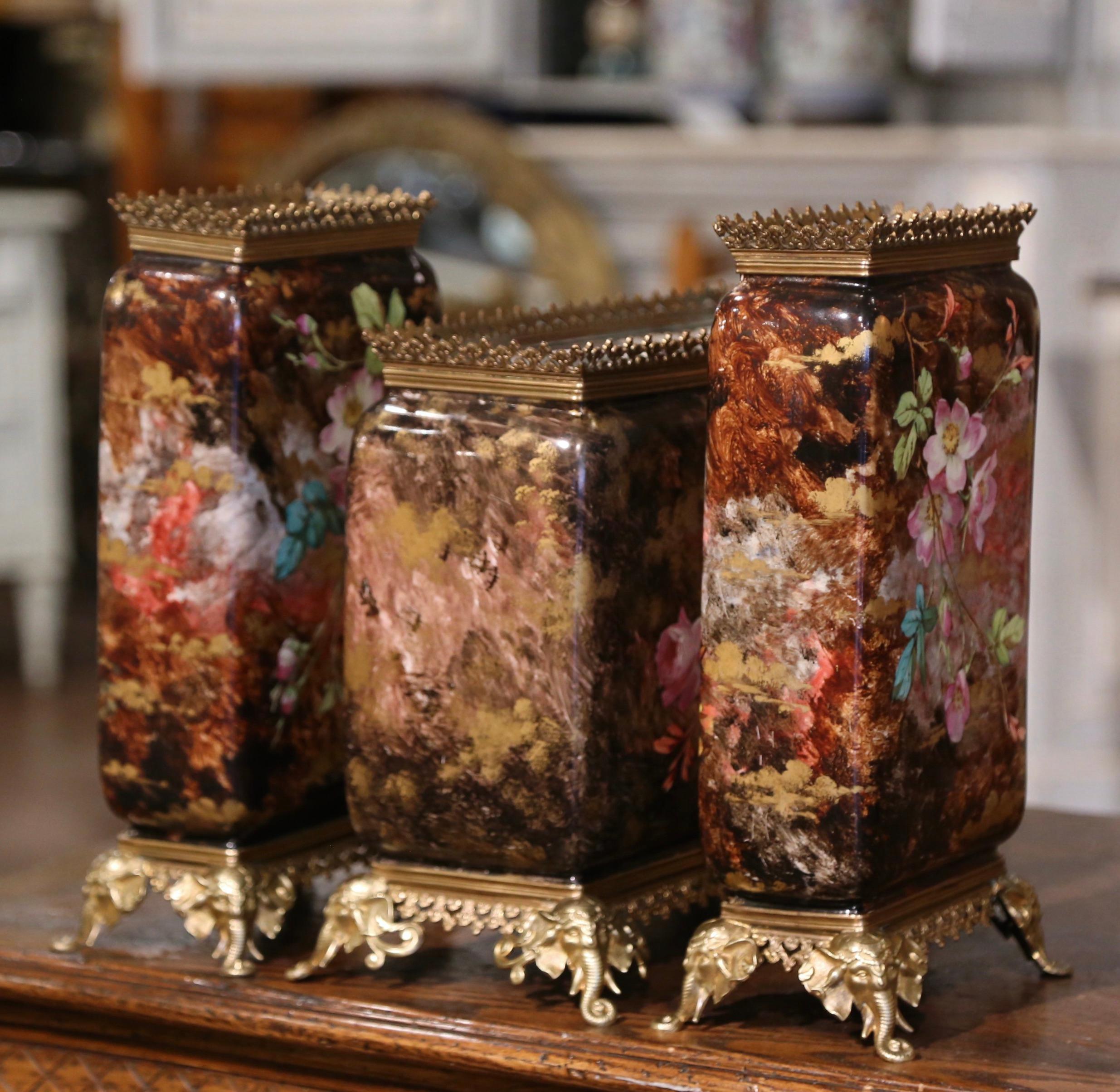  Set von 3 französischen Pariser Vasen aus handbemalter Porzellan und Messing, 19. Jahrhundert im Angebot 7