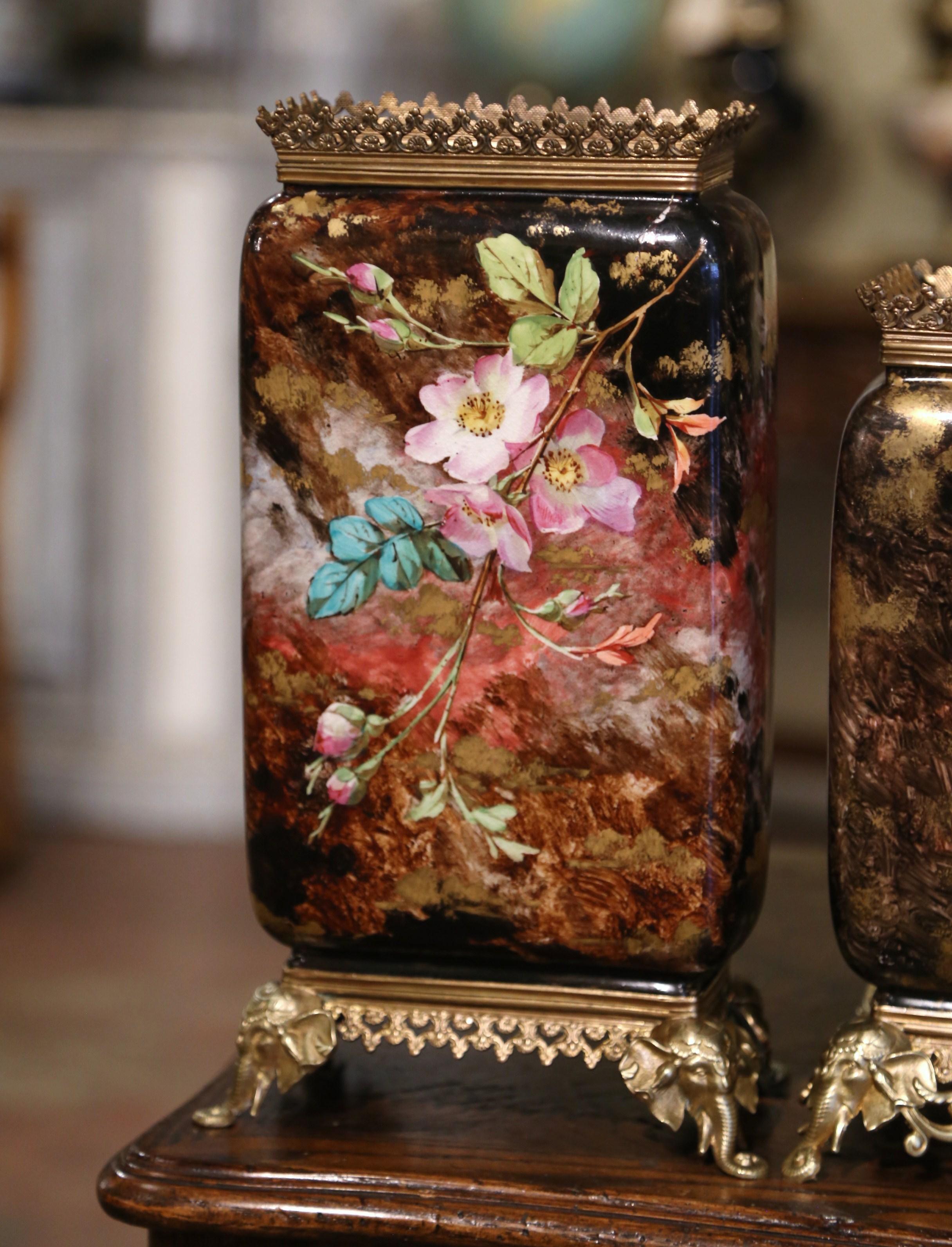  Set von 3 französischen Pariser Vasen aus handbemalter Porzellan und Messing, 19. Jahrhundert im Angebot 9