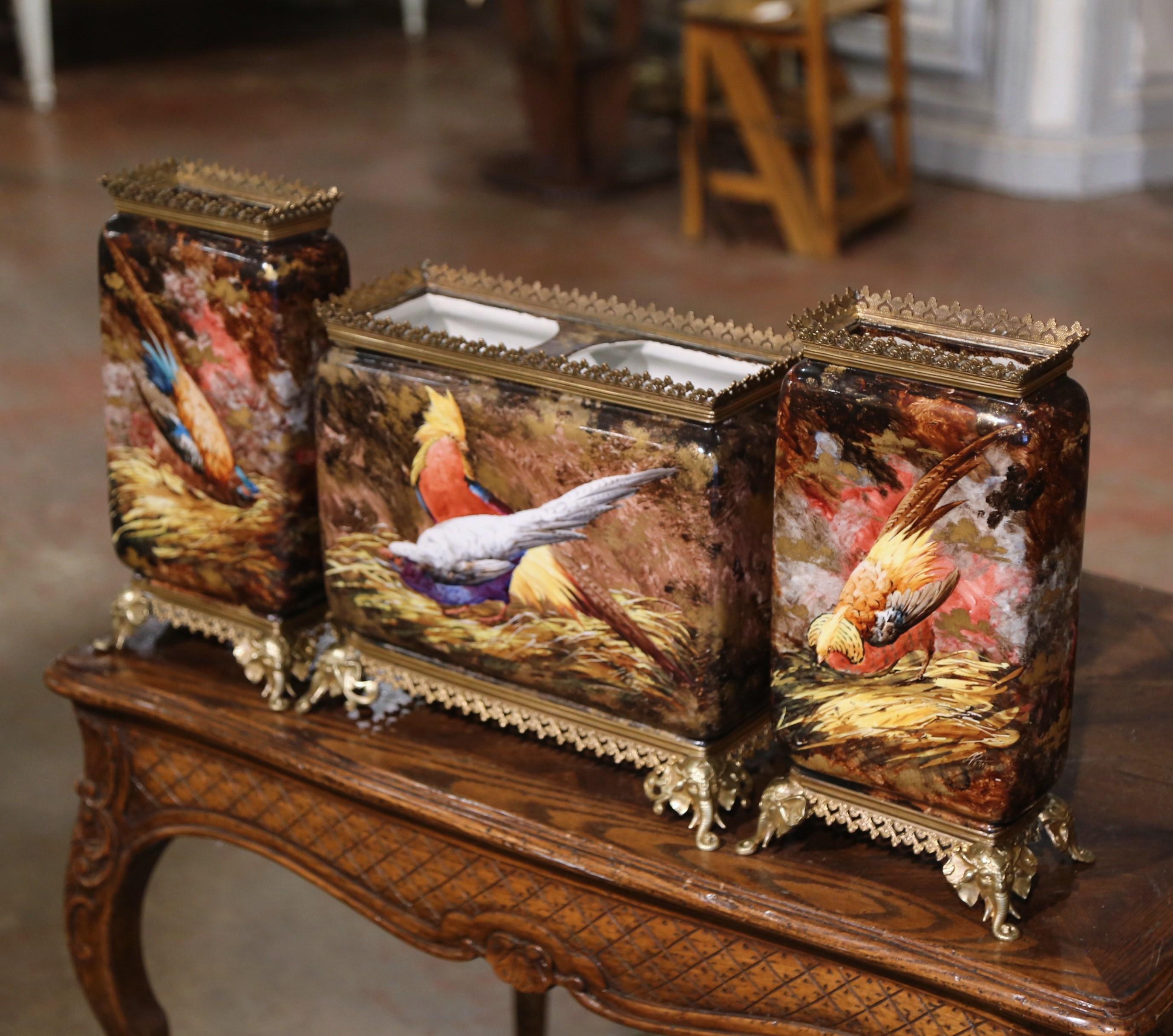 Dekorieren Sie eine Küchentheke oder ein Regal mit diesem eleganten Set aus antiken Porzellanvasen 