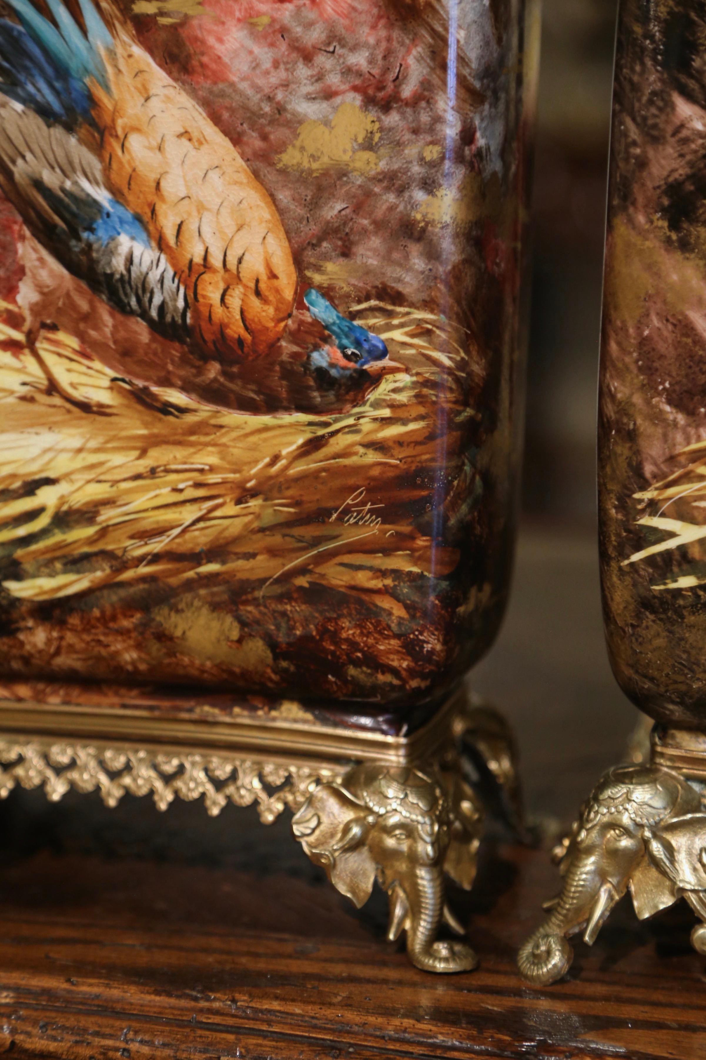  Set von 3 französischen Pariser Vasen aus handbemalter Porzellan und Messing, 19. Jahrhundert im Angebot 3