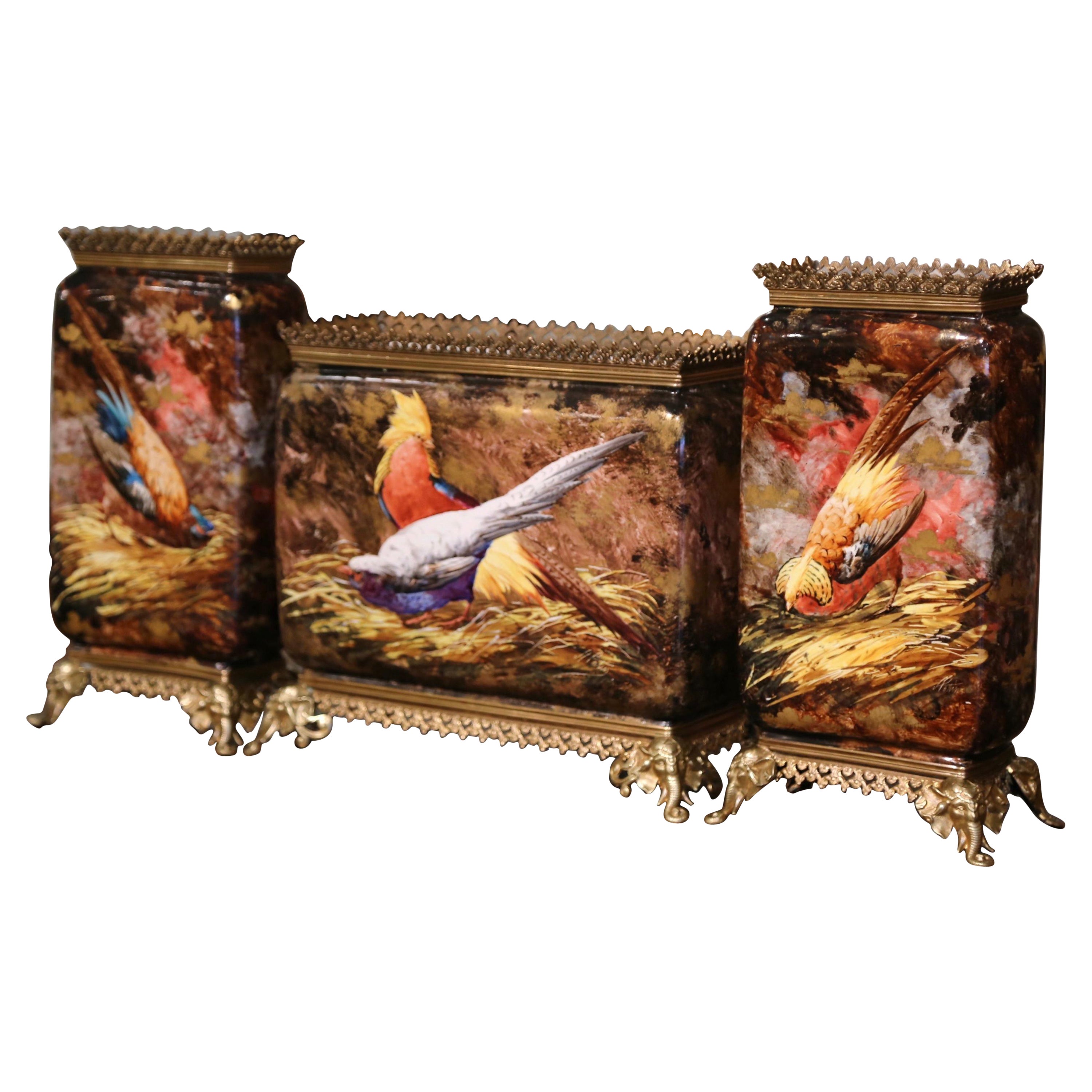 Vases parisiens du 19ème siècle en porcelaine et laiton peints à la main, lot de 3 en vente