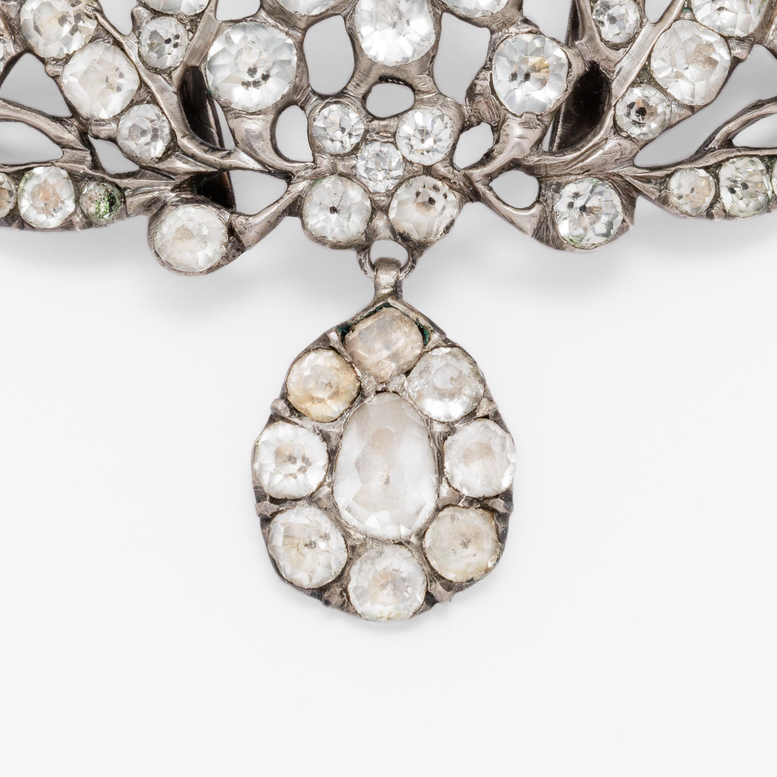 Collier opulent en pâte de verre taillée et argent du 19ème siècle français Bon état - En vente à New York, NY