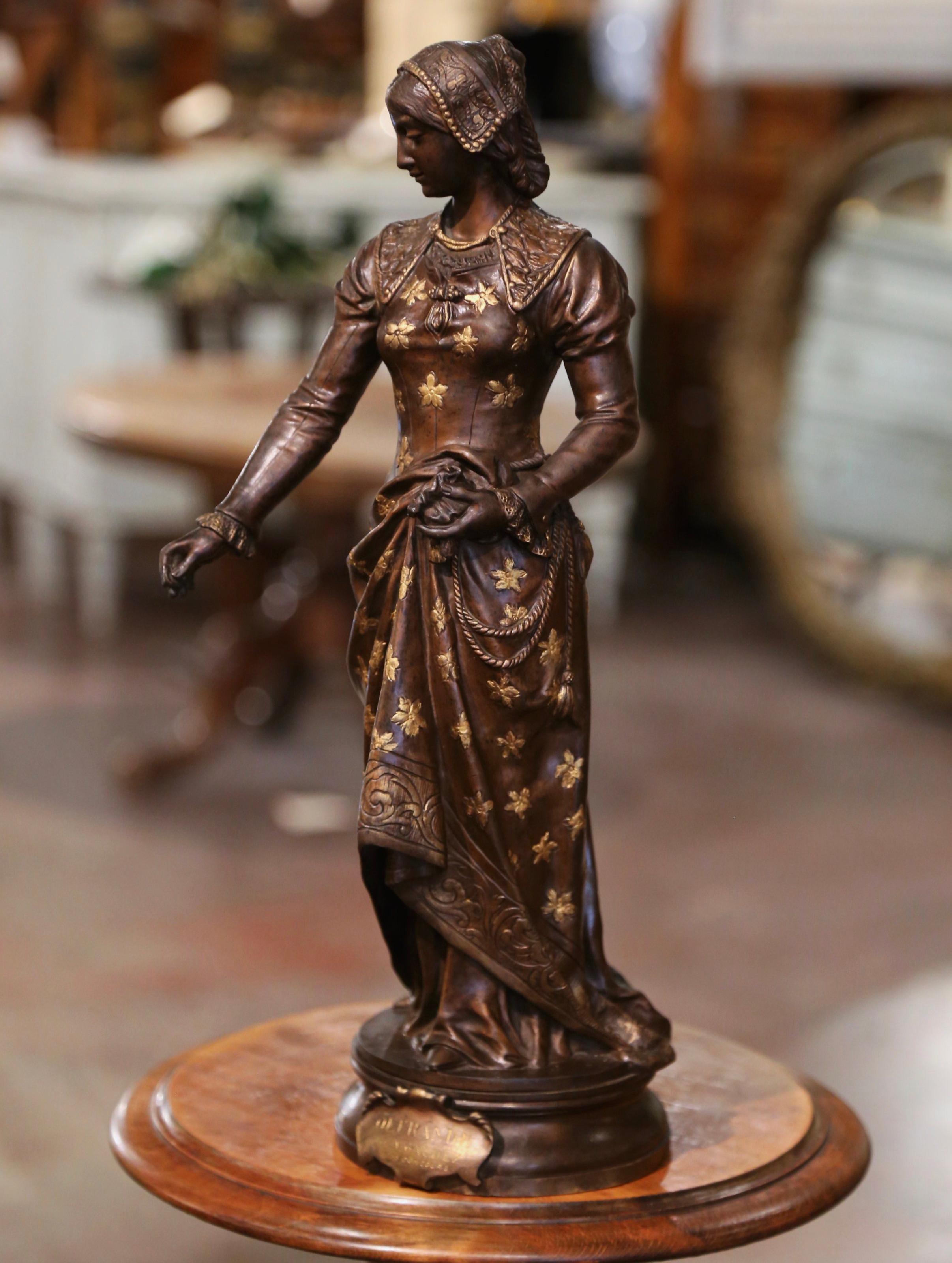 Décorez un bureau ou une étude avec cette élégante figurine en bronze antique. Réalisée à la main en France vers 1880 et intitulée 