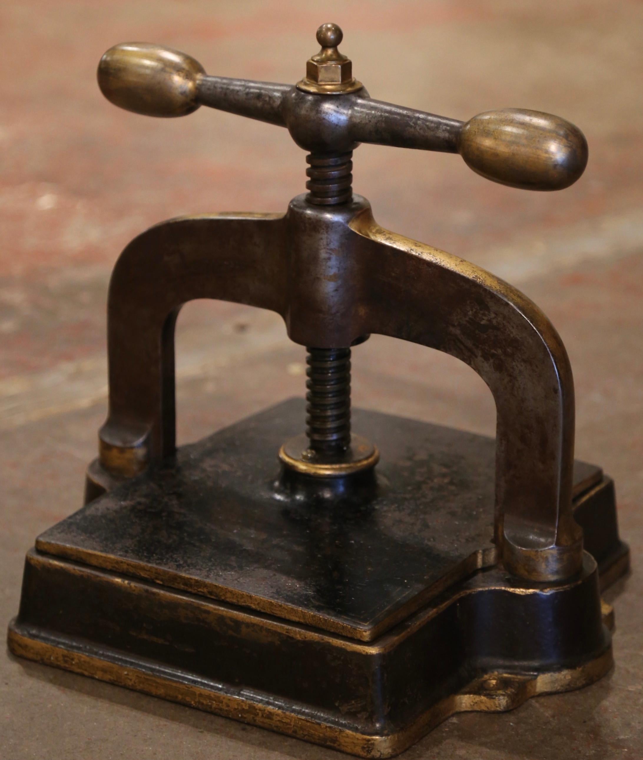 Cette ancienne presse à relier le papier a été forgée en France, vers 1870. Le 