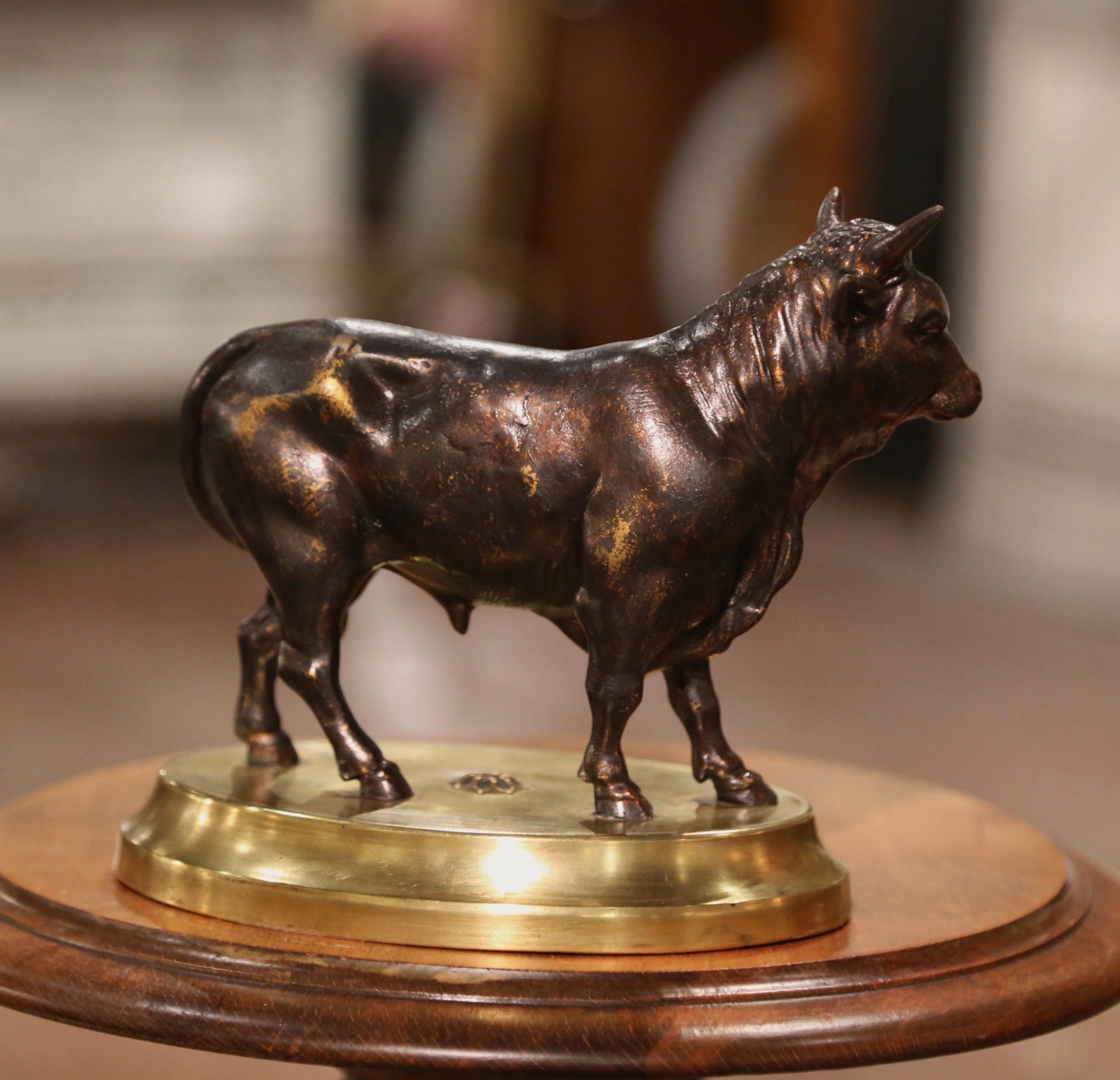 Scultura di toro in bronzo patinato francese del XIX secolo su base ovale in ottone In condizioni ottime in vendita a Dallas, TX