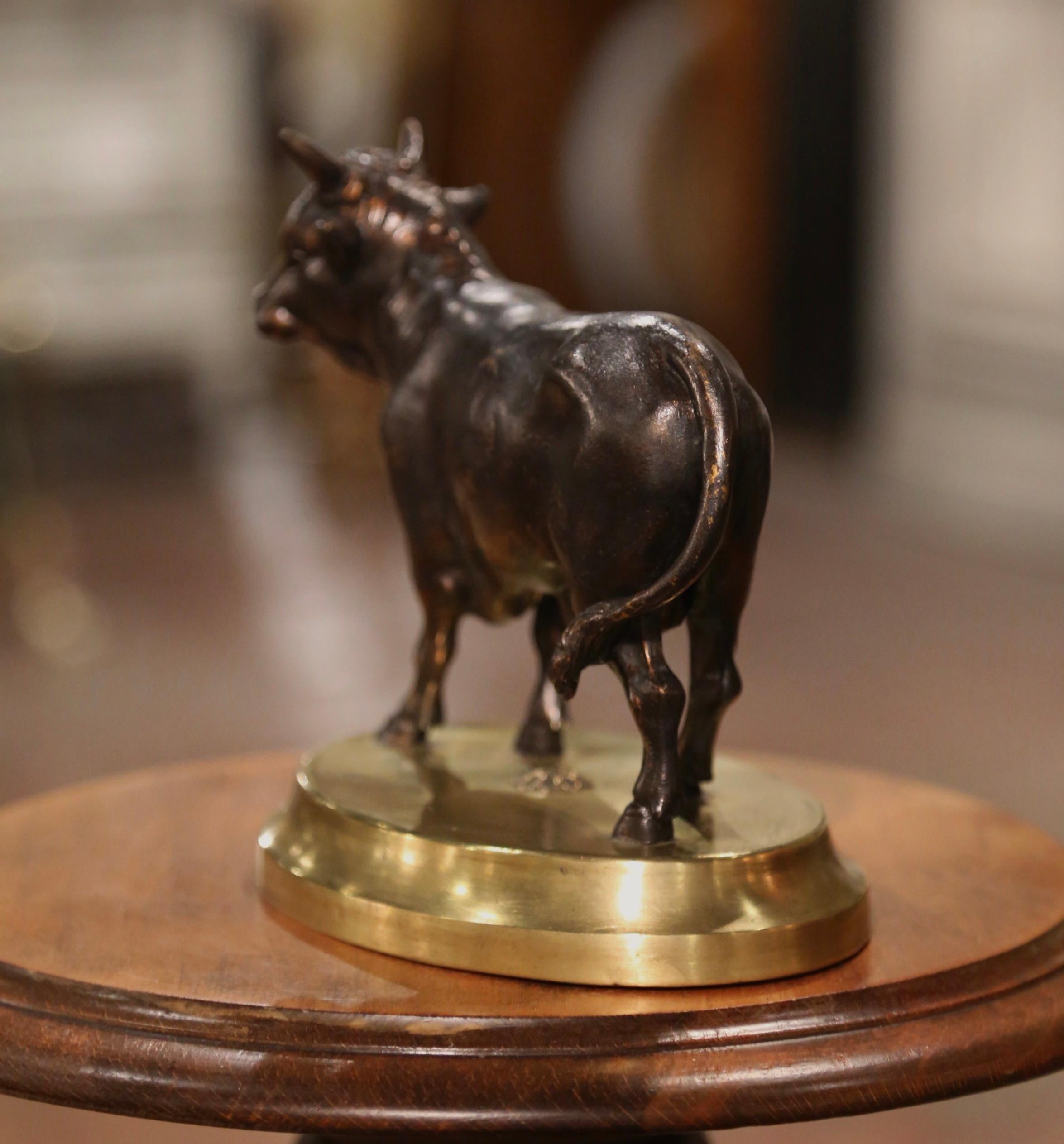 Bronzo Scultura di toro in bronzo patinato francese del XIX secolo su base ovale in ottone in vendita
