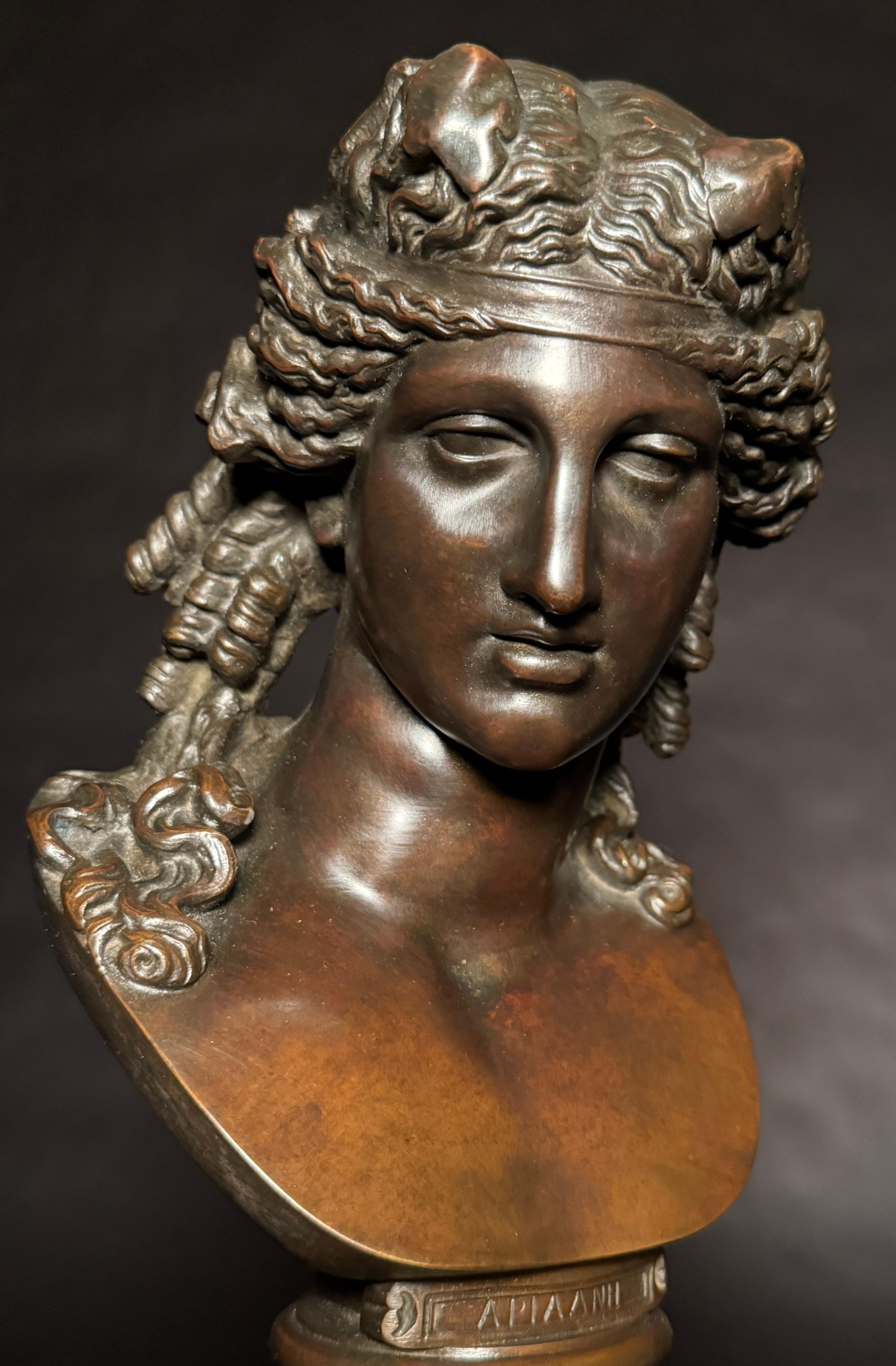 Antico busto di Arianna in bronzo patinato francese del XIX secolo venduto da Tiffany & Co. Bellissimo modello Grand Tour montato su un basamento in bronzo dorato e marmo rosso. Marcato Tiffany & Co. con numero di inventario.
Il busto di Antinoo,