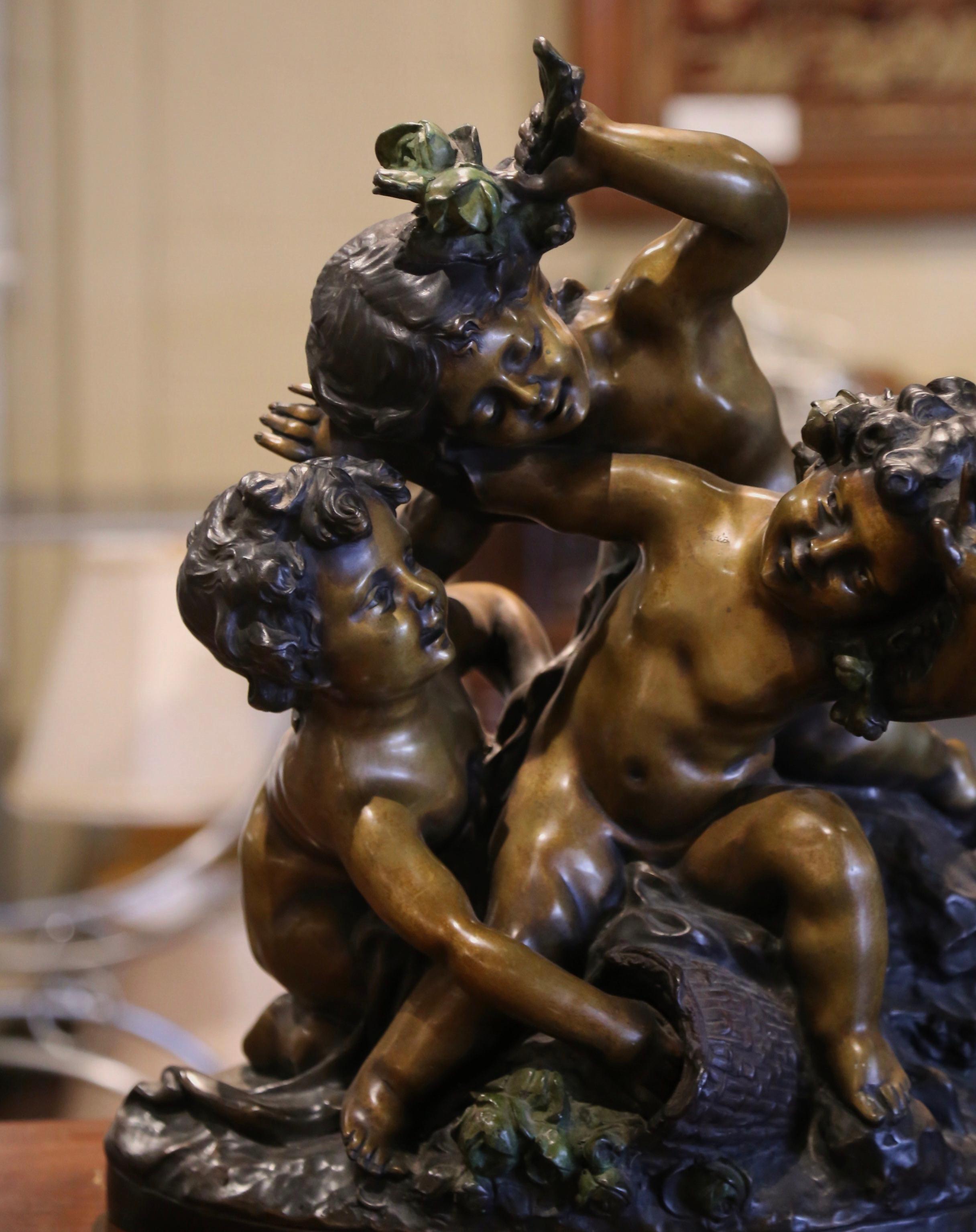 Neoclassico Composizione di cherubini in bronzo patinato francese del XIX secolo, firmata Raphael Ch. Peyre in vendita
