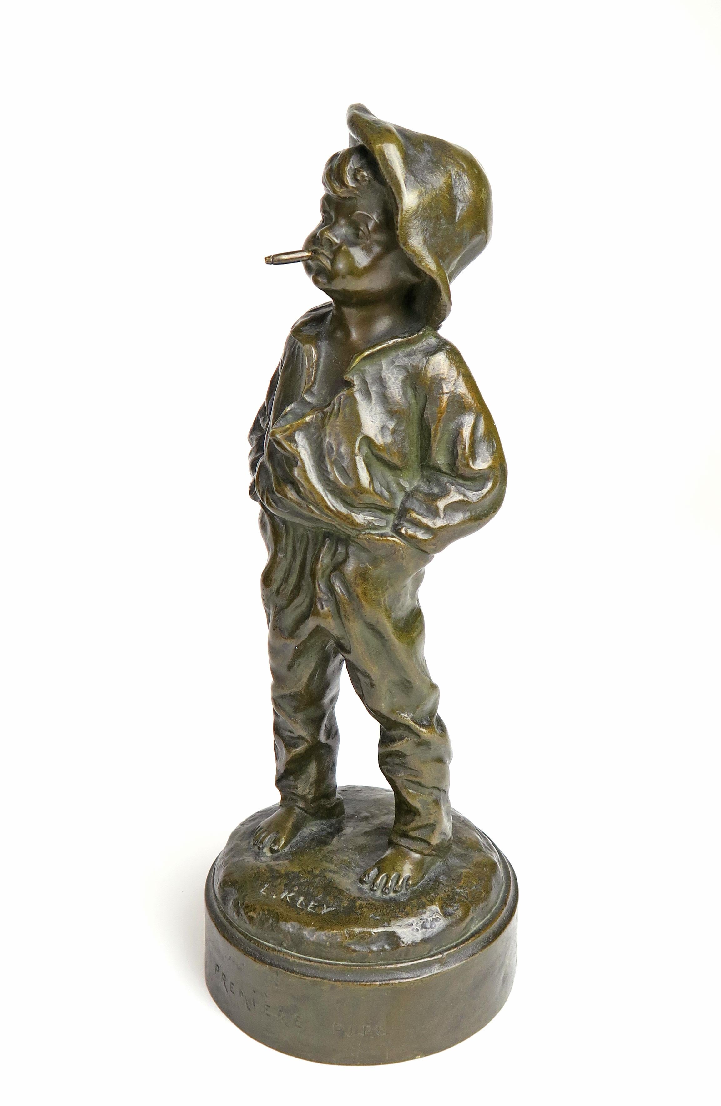 Sculpture en bronze patiné français du 19e siècle Un garçon tenant une cigarette.
Louis Kley (1833 - 1911) France
Signé : I.L.A.
Marque et numéros de la fonderie 1903

