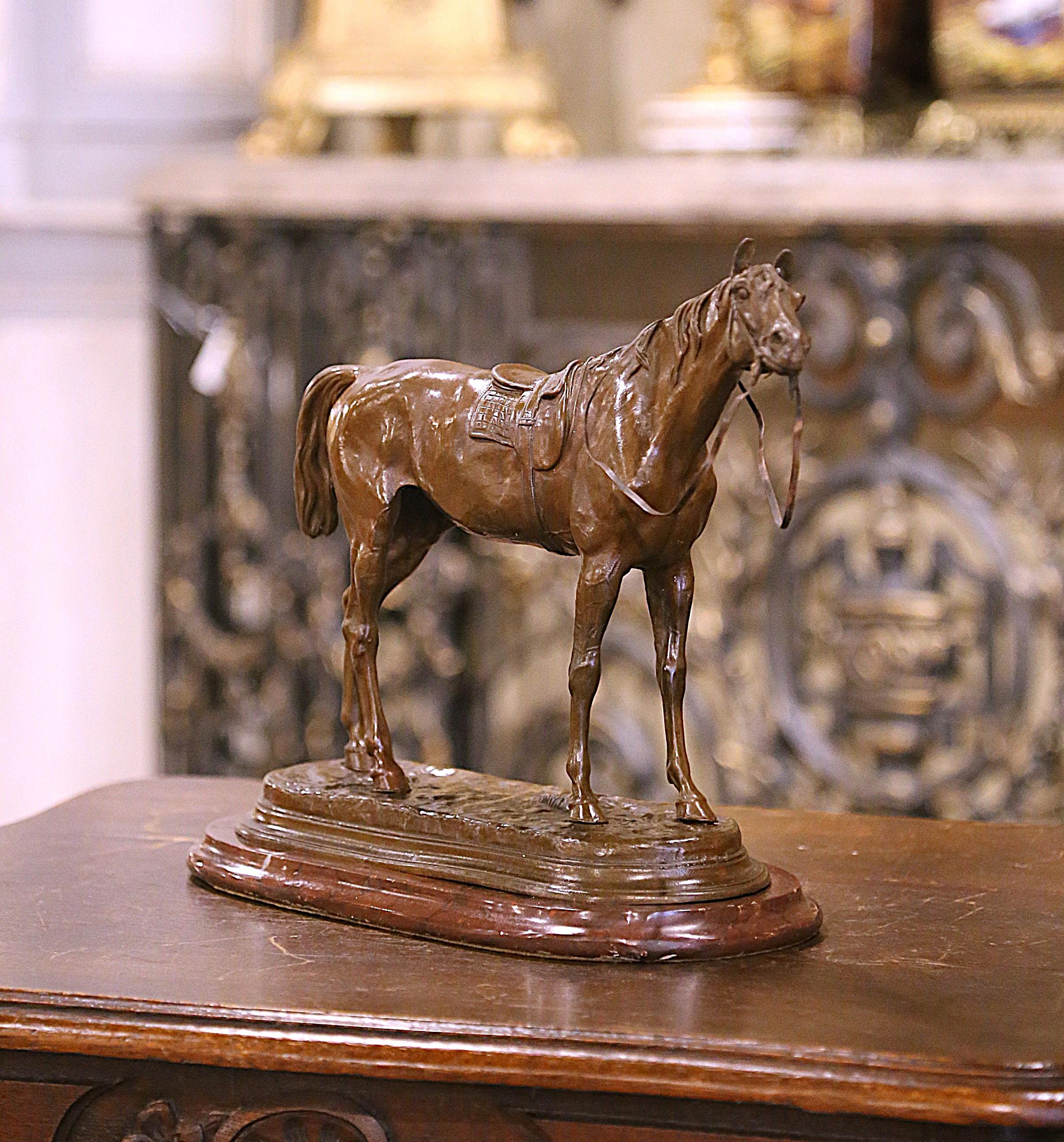 Decora el despacho de un hombre o la estantería de una biblioteca con esta escultura de caballo antigua firmada. Creada en Francia hacia 1880, la escultura, muy detallada, representa un elegante caballo de carreras provisto de silla de montar y