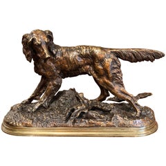 Sculpture française du 19ème siècle en bronze patiné représentant un chien de chasse signée J. Moiniez