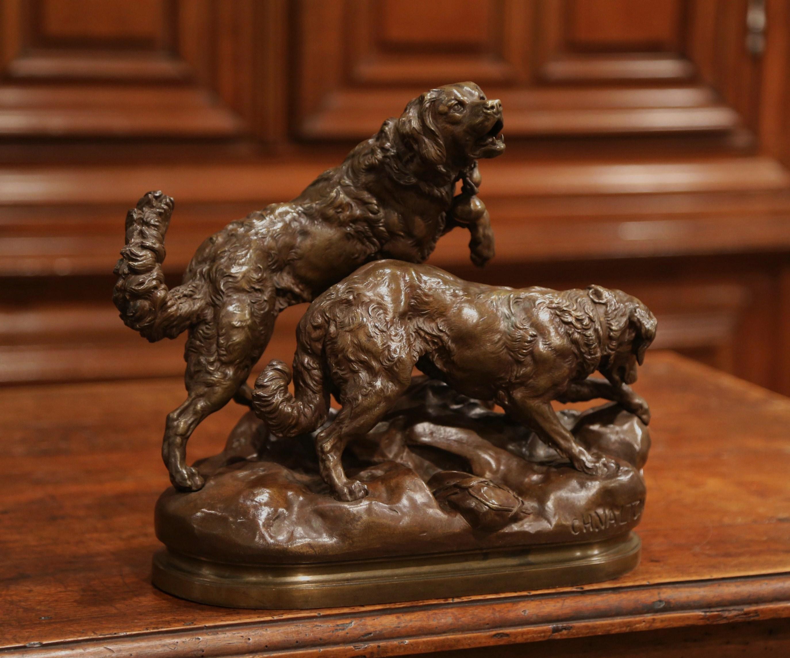 Décorez un bureau d'homme ou une étagère de bibliothèque avec cette composition sculpturale en bronze antique. Créée en France, vers 1890, la sculpture représente deux chiens de chasse debout sur un socle rocheux. La sculpture présente de