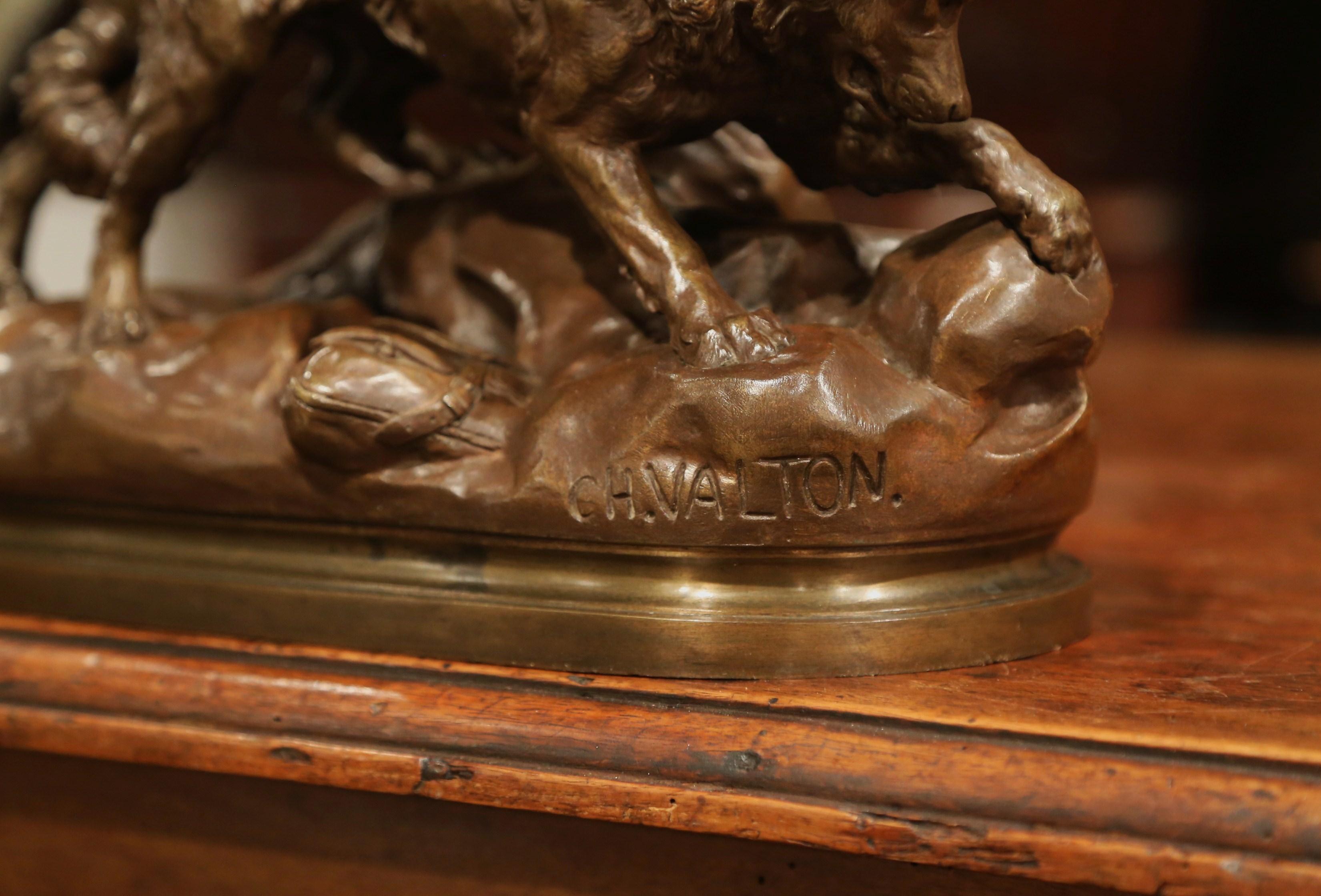Français Sculpture française du 19ème siècle en bronze patiné représentant des chiens de chasse signées Charles Valton en vente