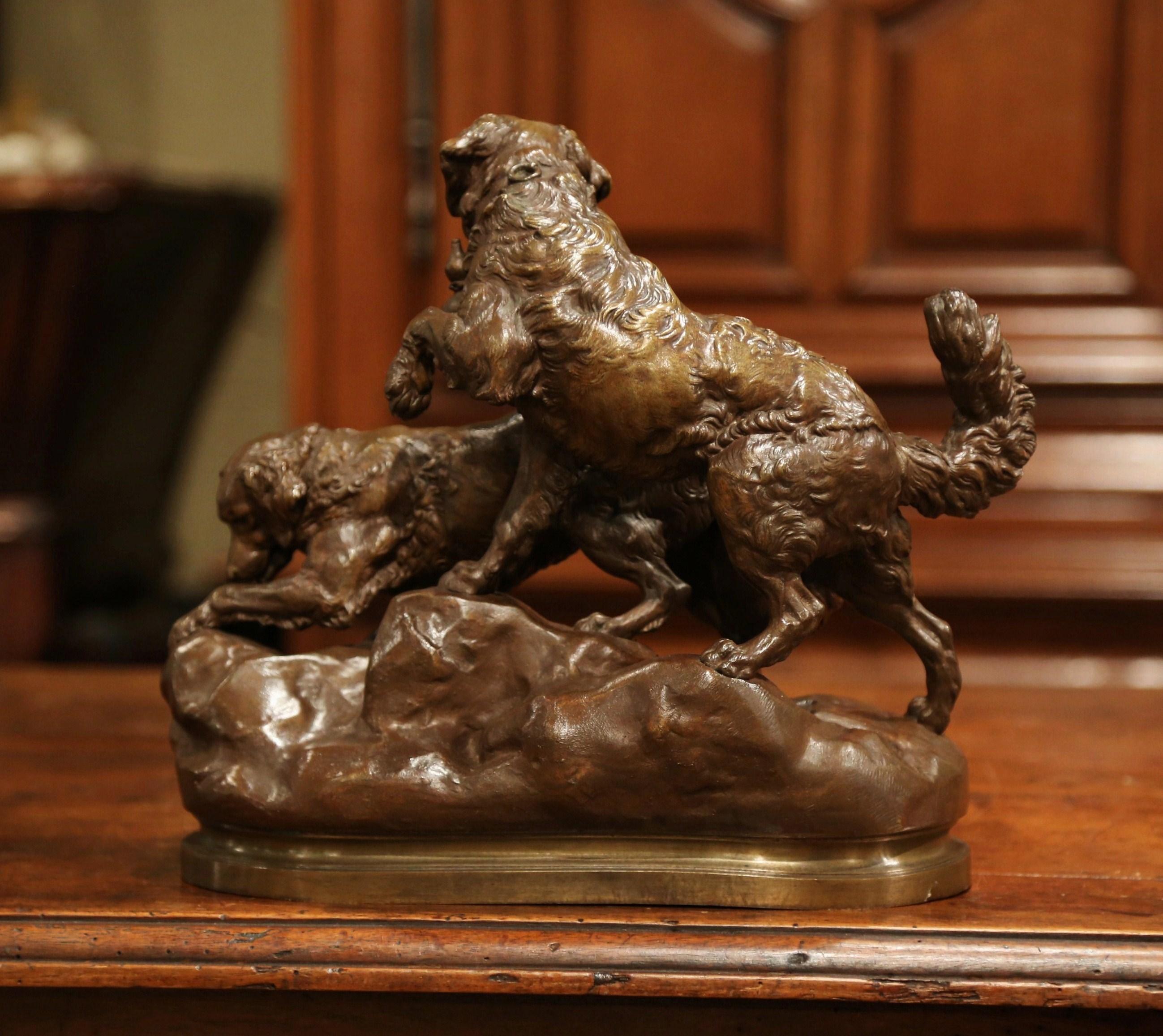 XIXe siècle Sculpture française du 19ème siècle en bronze patiné représentant des chiens de chasse signées Charles Valton en vente