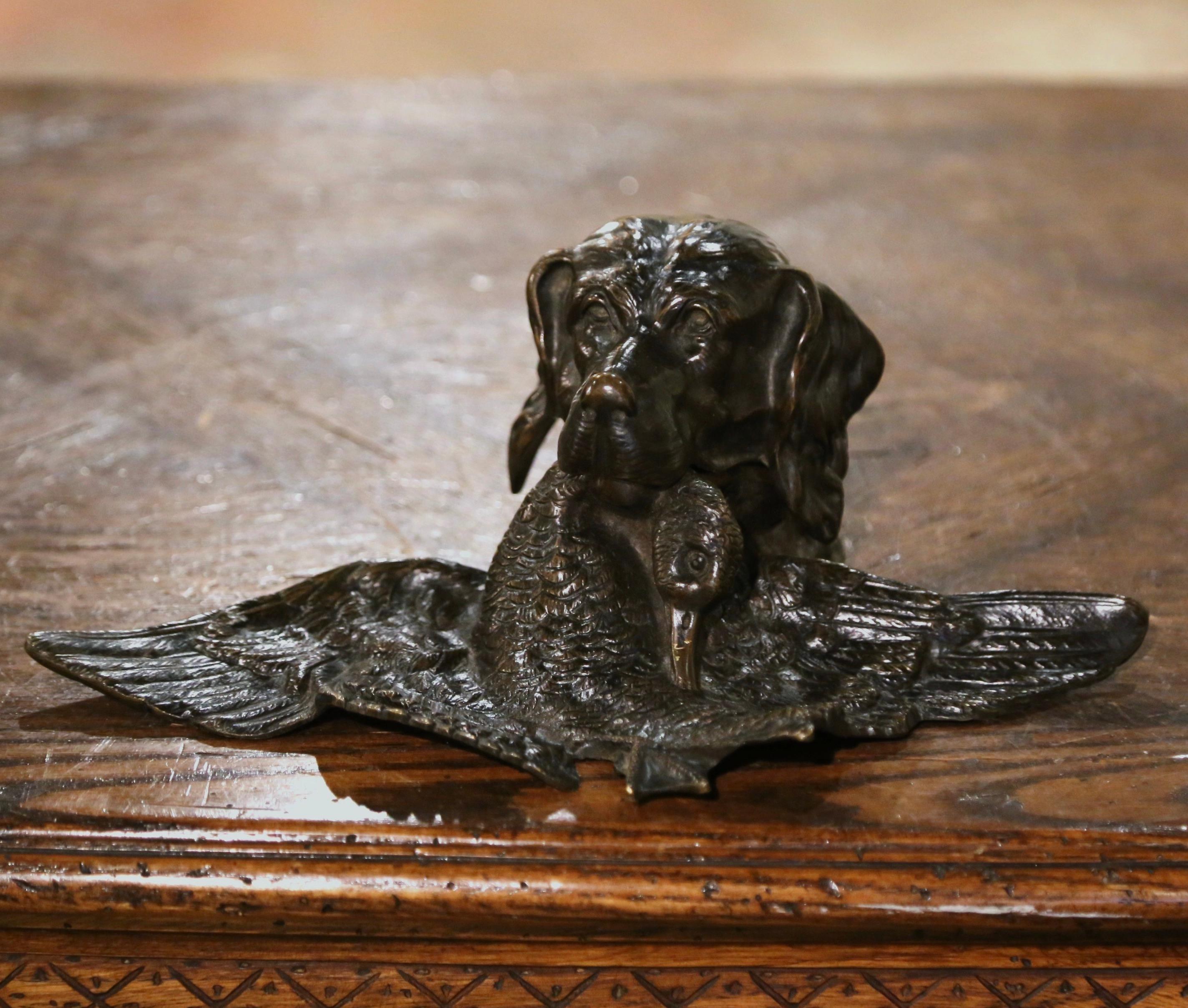 Fait main Encrier français du 19ème siècle en bronze patiné représentant un chien de chasse et un canard  en vente