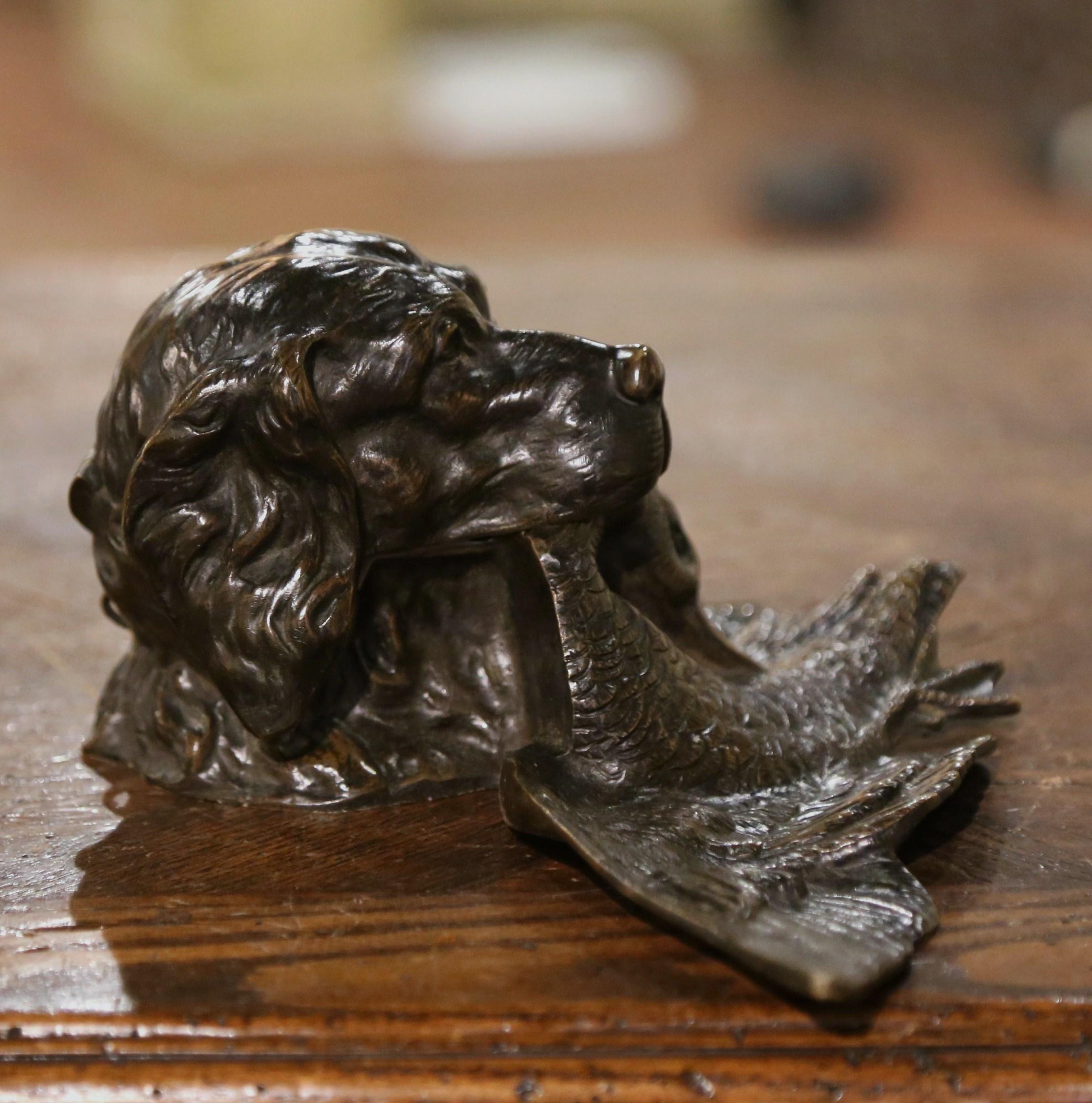 Encrier français du 19ème siècle en bronze patiné représentant un chien de chasse et un canard  en vente 1