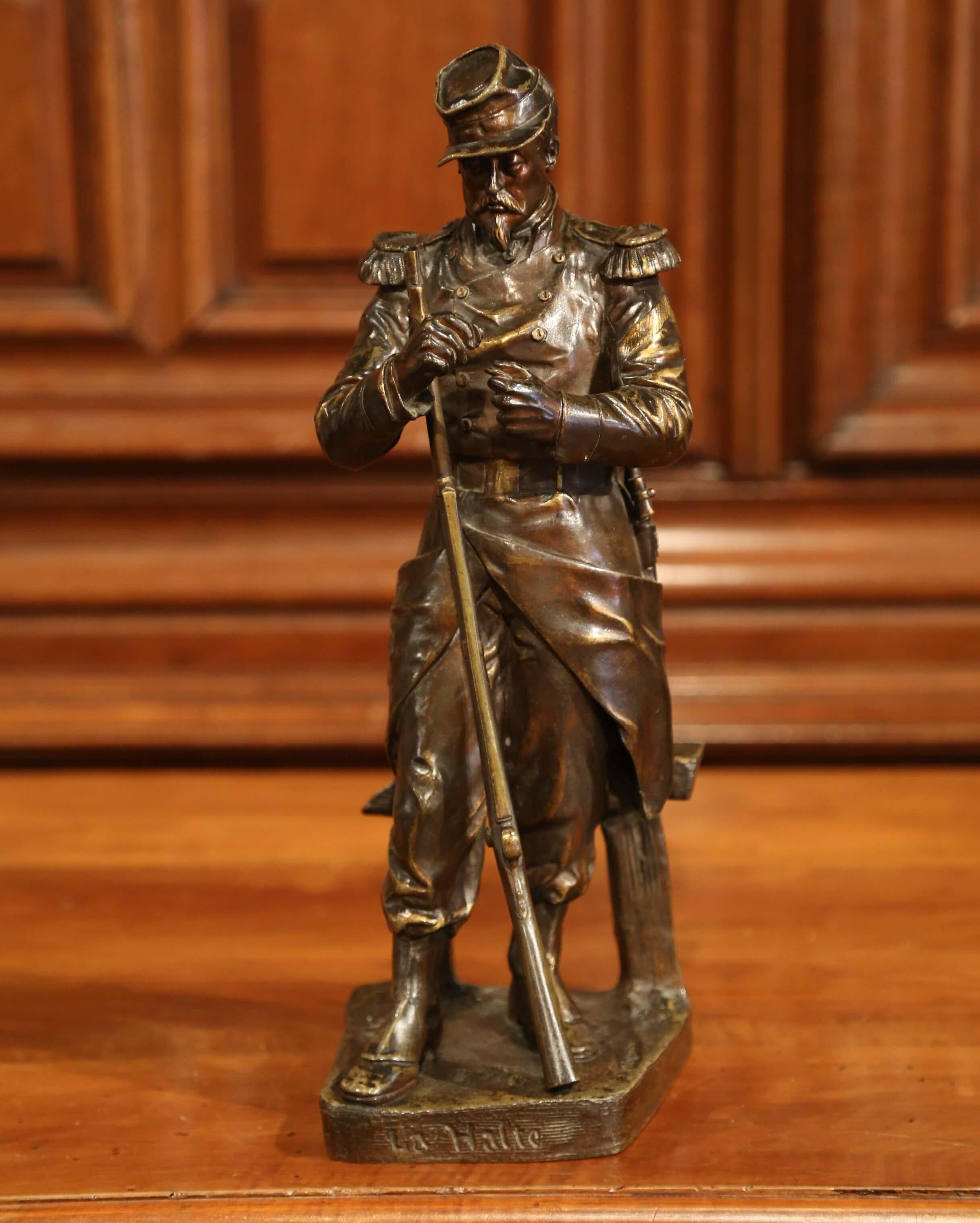 Patiné Sculpture française du XIXe siècle en bronze patiné « La Halte » signée L. Mennessier en vente