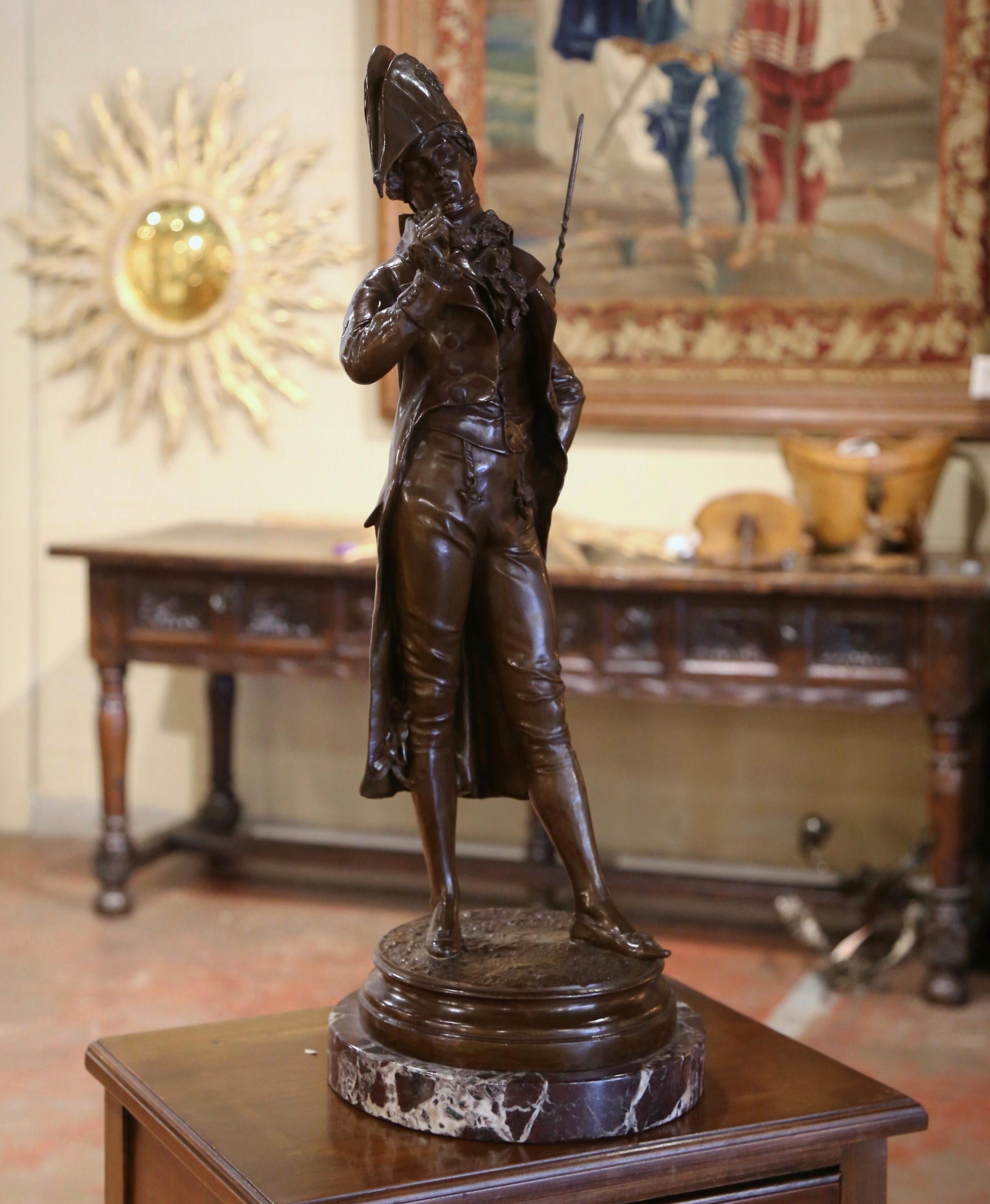  Decora l'ufficio di un uomo o lo scaffale di una biblioteca con questa elegante scultura in bronzo. Realizzata in Francia intorno al 1895, questa scultura antica raffigura una figura finemente dettagliata di un ufficiale militare dell'epoca