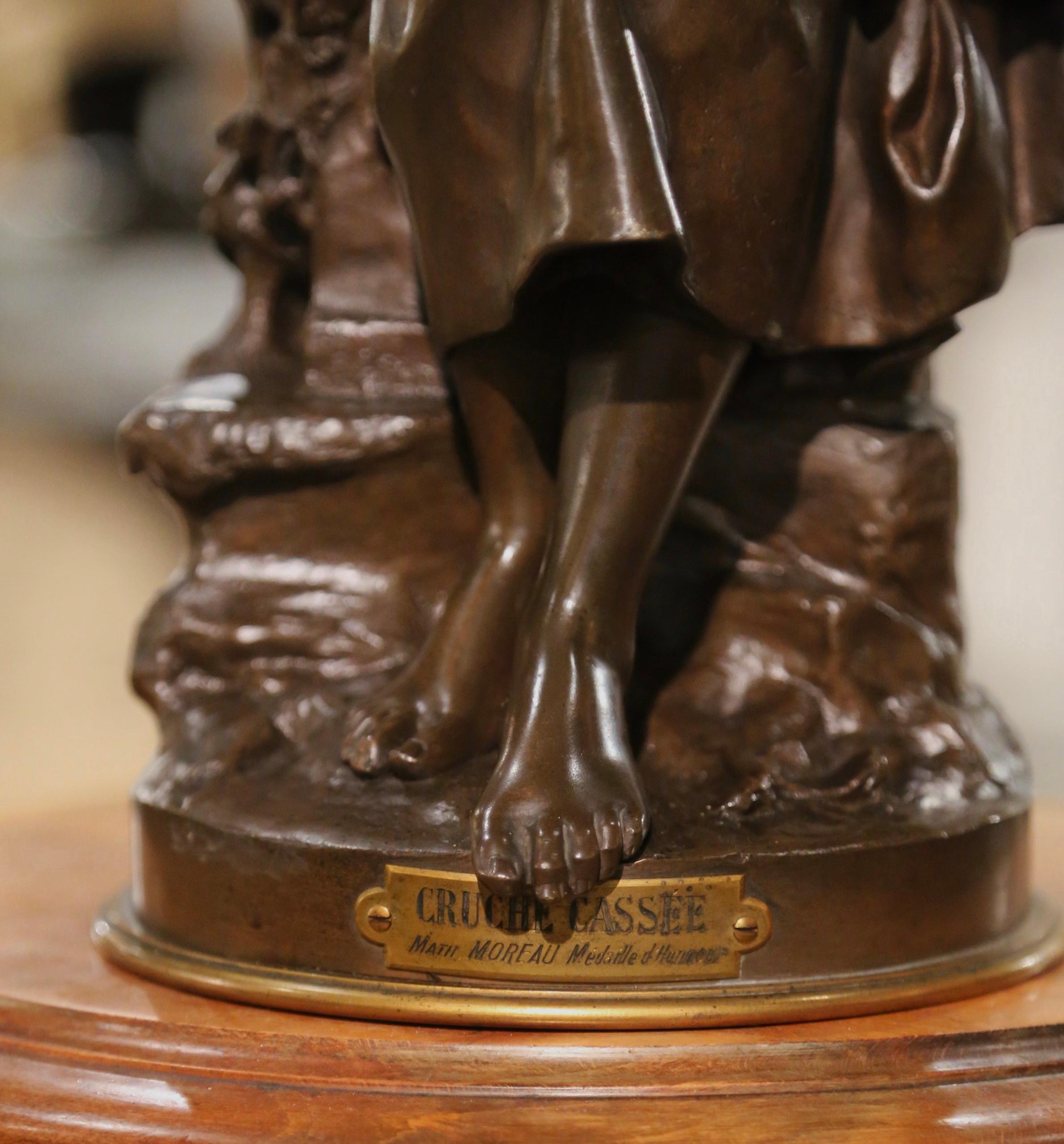 Französische patinierte Bronzestatue „La Cruche Cassee“ aus dem 19. Jahrhundert, signiert M. Moreau, signiert im Zustand „Hervorragend“ im Angebot in Dallas, TX