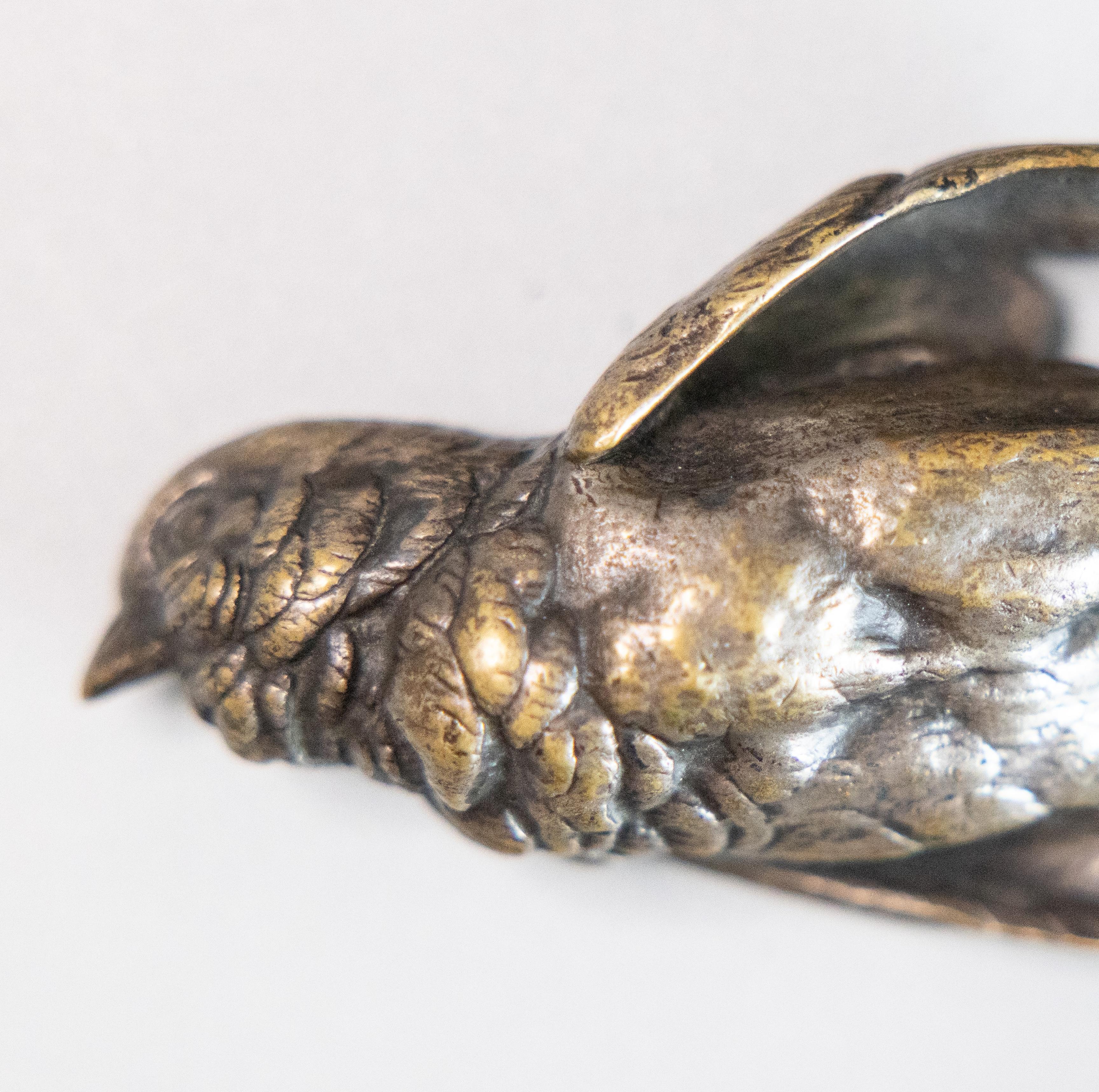 Oiseau blessé en bronze patiné français du XIXe siècle, d'après Comolera en vente 2