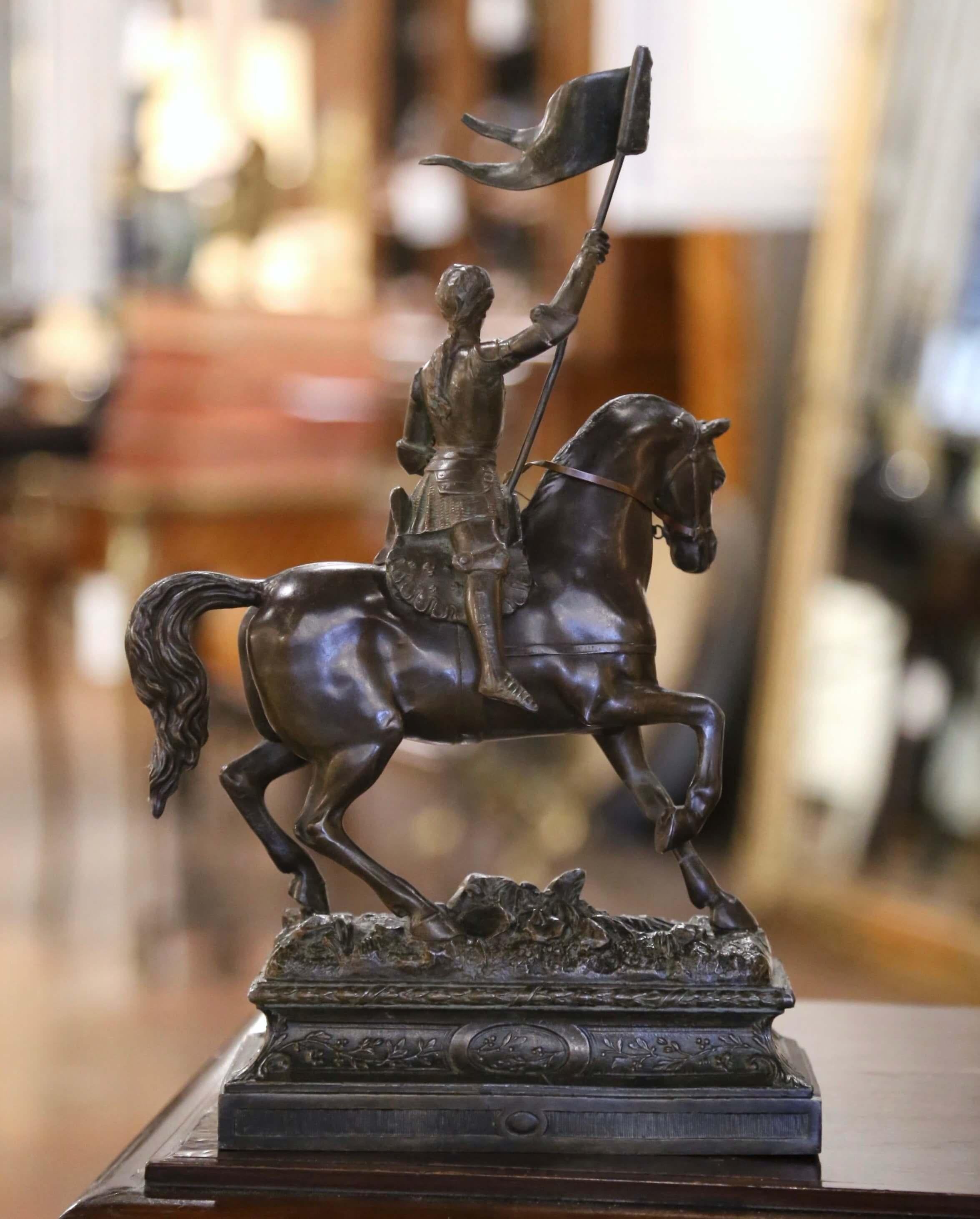 Französische patinierte Zinnfigur des Jeanne d'Arc auf Pferd aus dem 19. Jahrhundert im Angebot 1