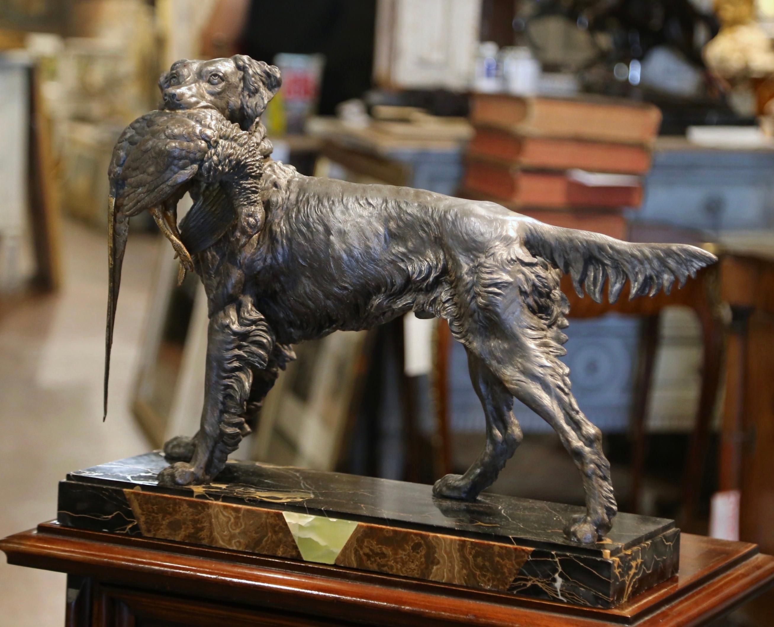 Décorez le bureau ou la bibliothèque d'un homme avec cette sculpture antique de chien et d'oiseau à la finition bicolore. Créée en France vers 1870 et reposant sur un socle en marbre panaché, cette grande composition sculpturale représente un setter