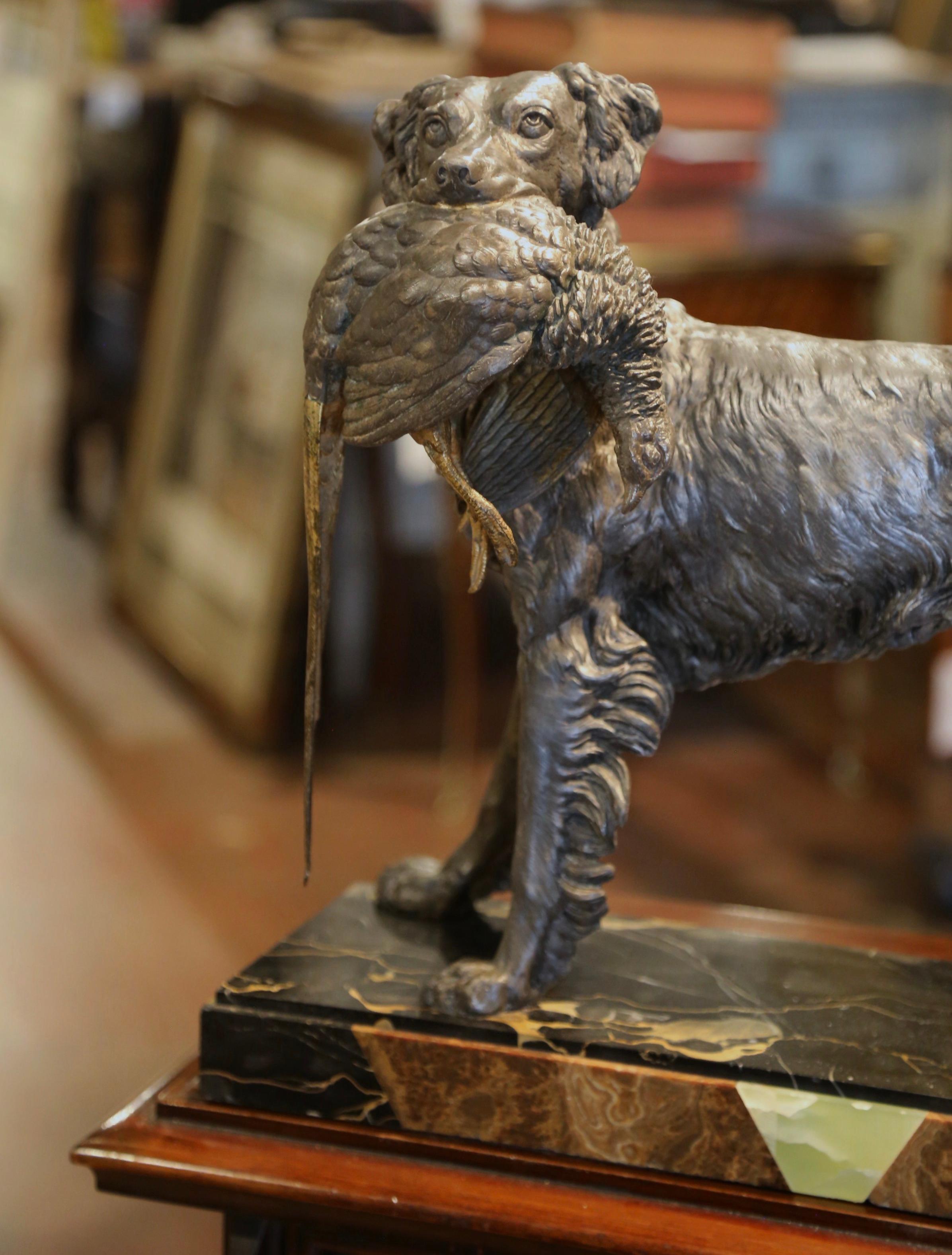 Français Doge de chasse et faisan du 19ème siècle en acier patiné sur socle en marbre