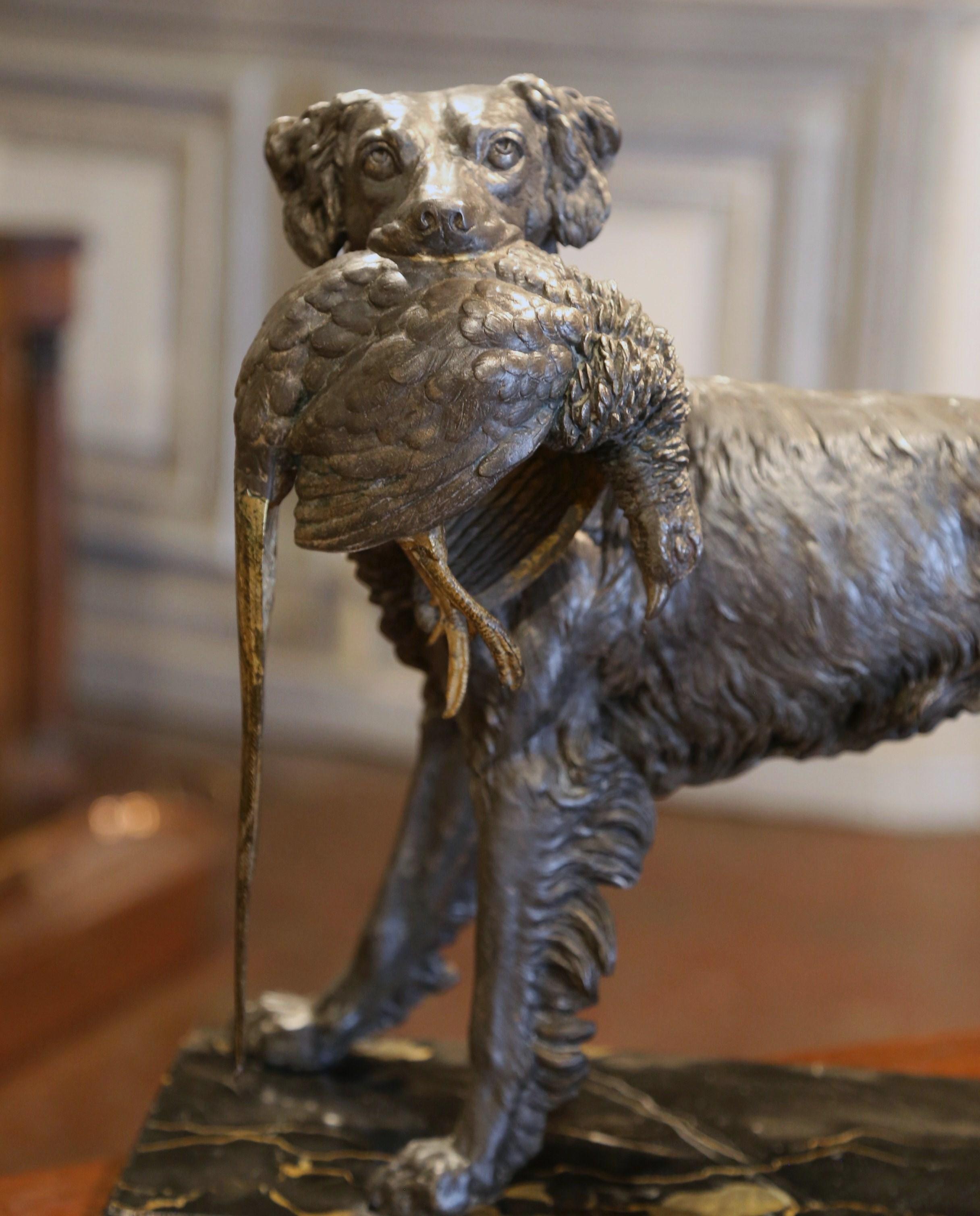 Doge de chasse et faisan du 19ème siècle en acier patiné sur socle en marbre Excellent état à Dallas, TX