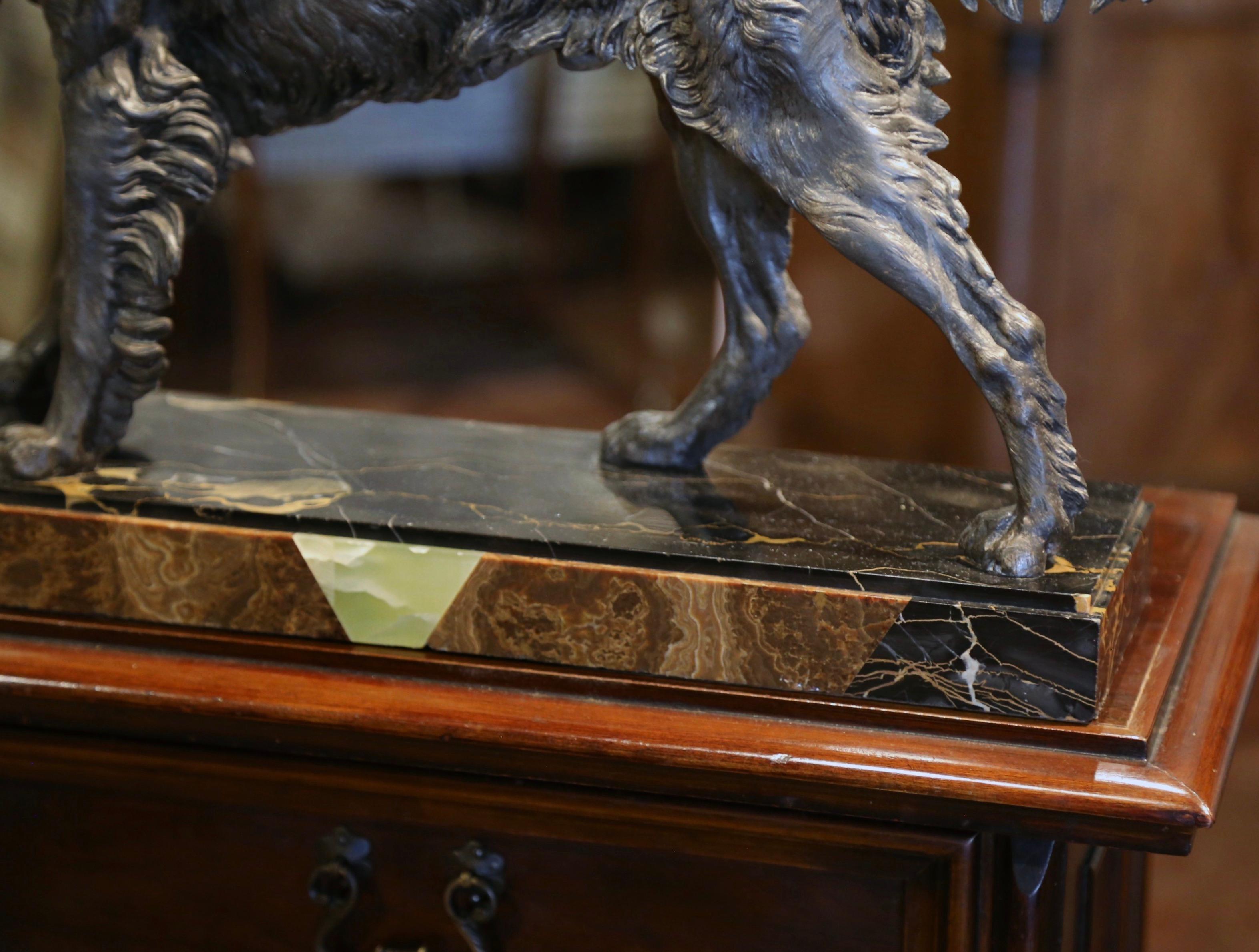 XIXe siècle Doge de chasse et faisan du 19ème siècle en acier patiné sur socle en marbre