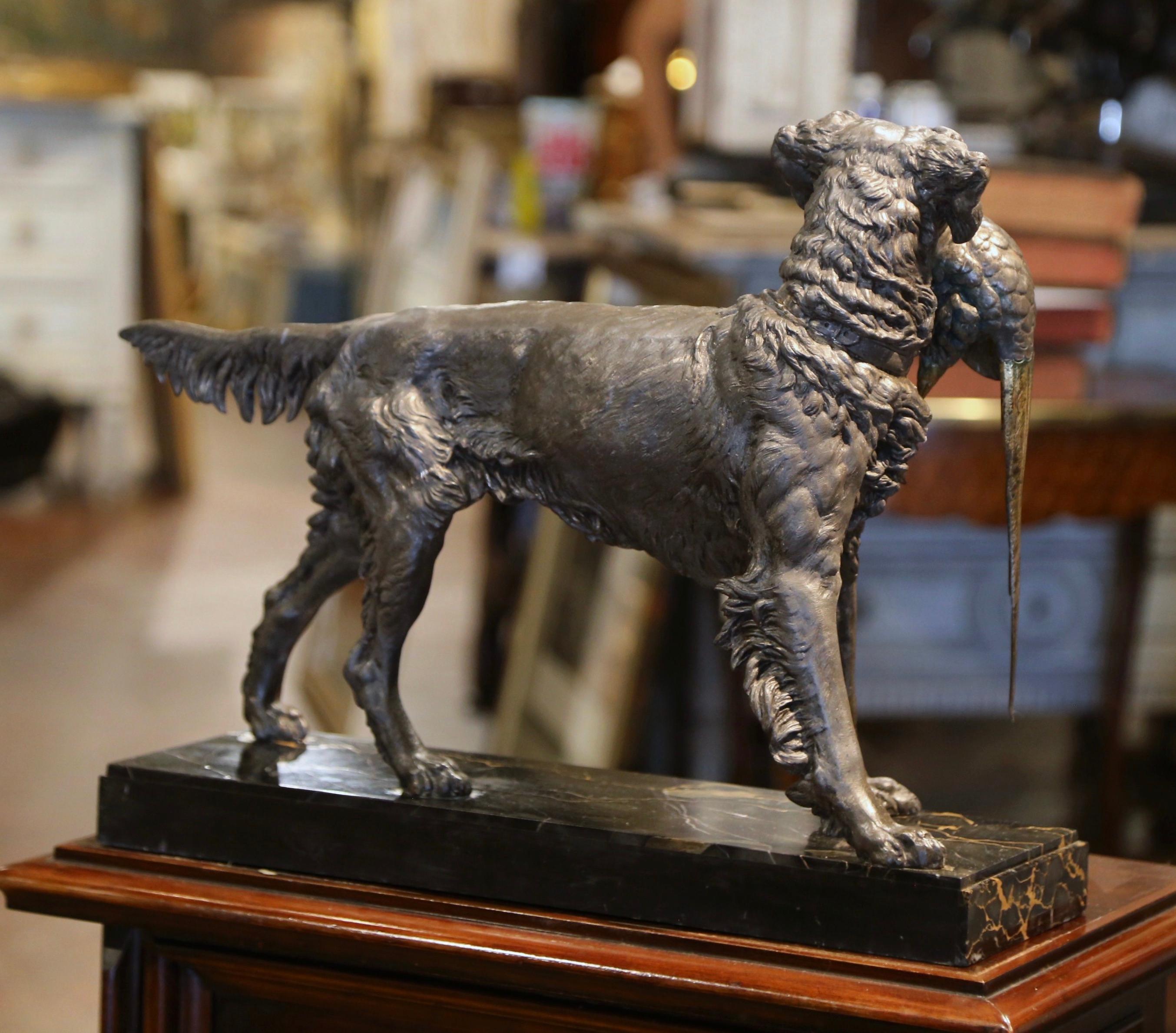 Zinc brut Doge de chasse et faisan du 19ème siècle en acier patiné sur socle en marbre