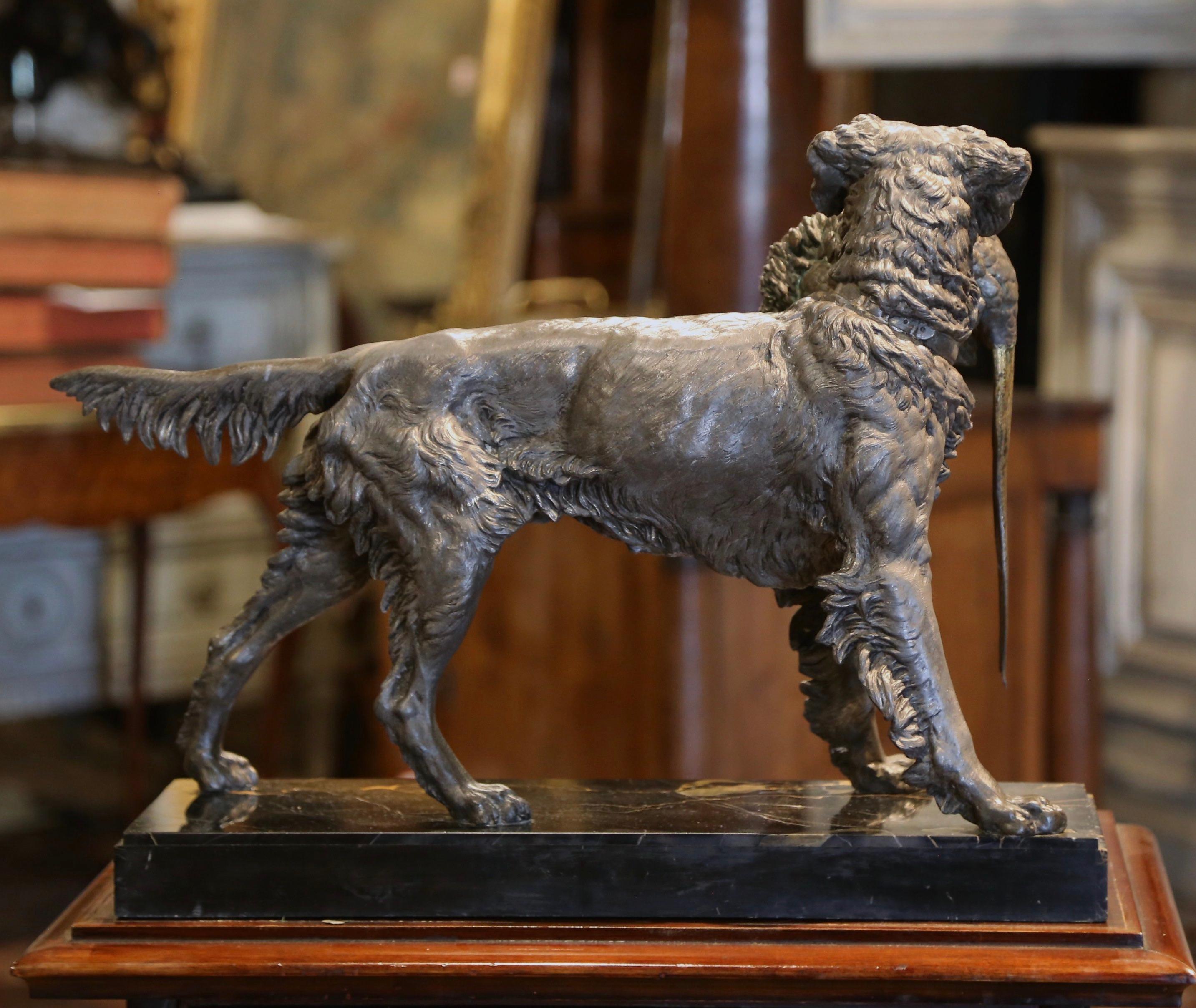 Doge de chasse et faisan du 19ème siècle en acier patiné sur socle en marbre 1