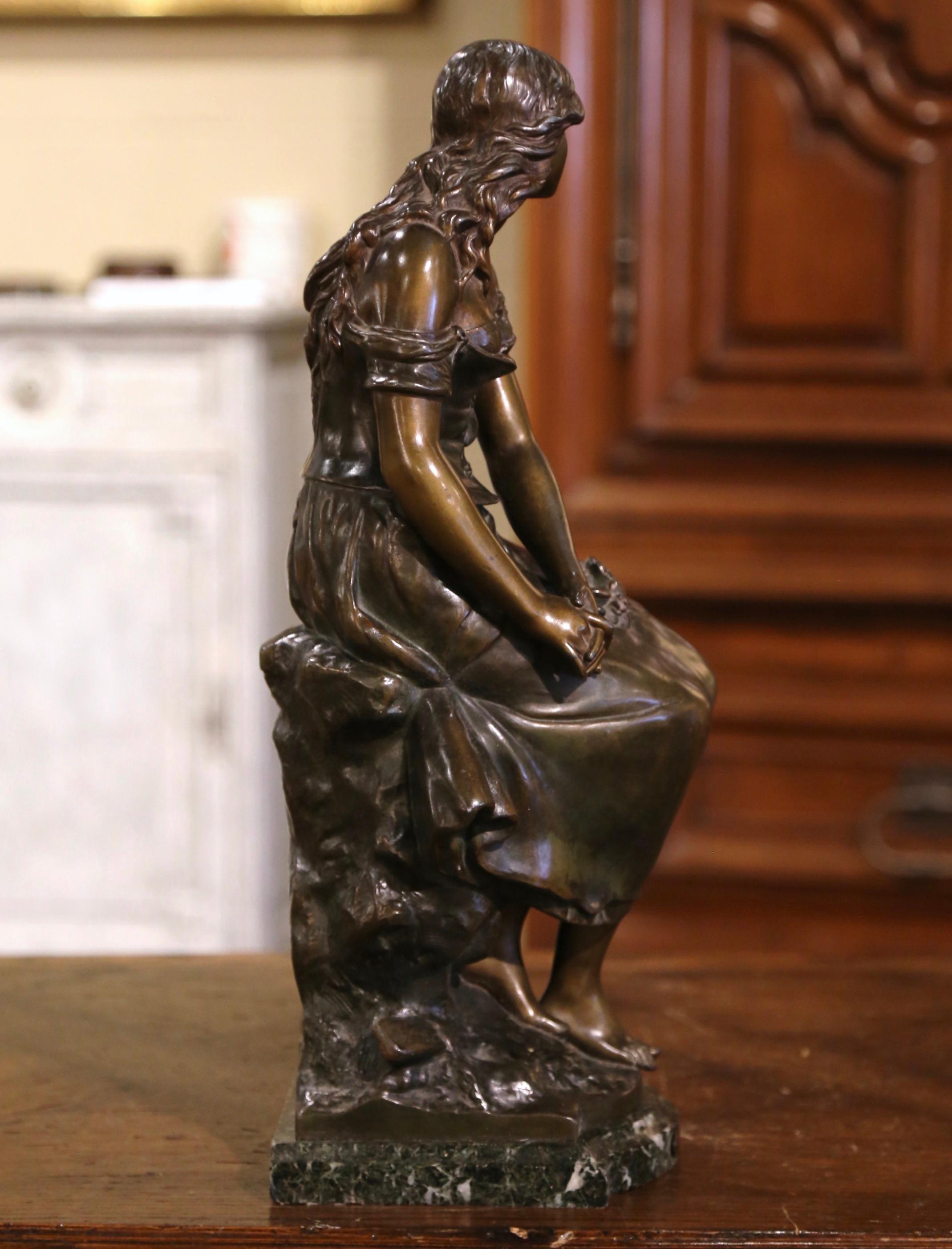 XIXe siècle Sculpture française du 19ème siècle en acier patiné représentant une jeune femme, signée A. Moreau en vente