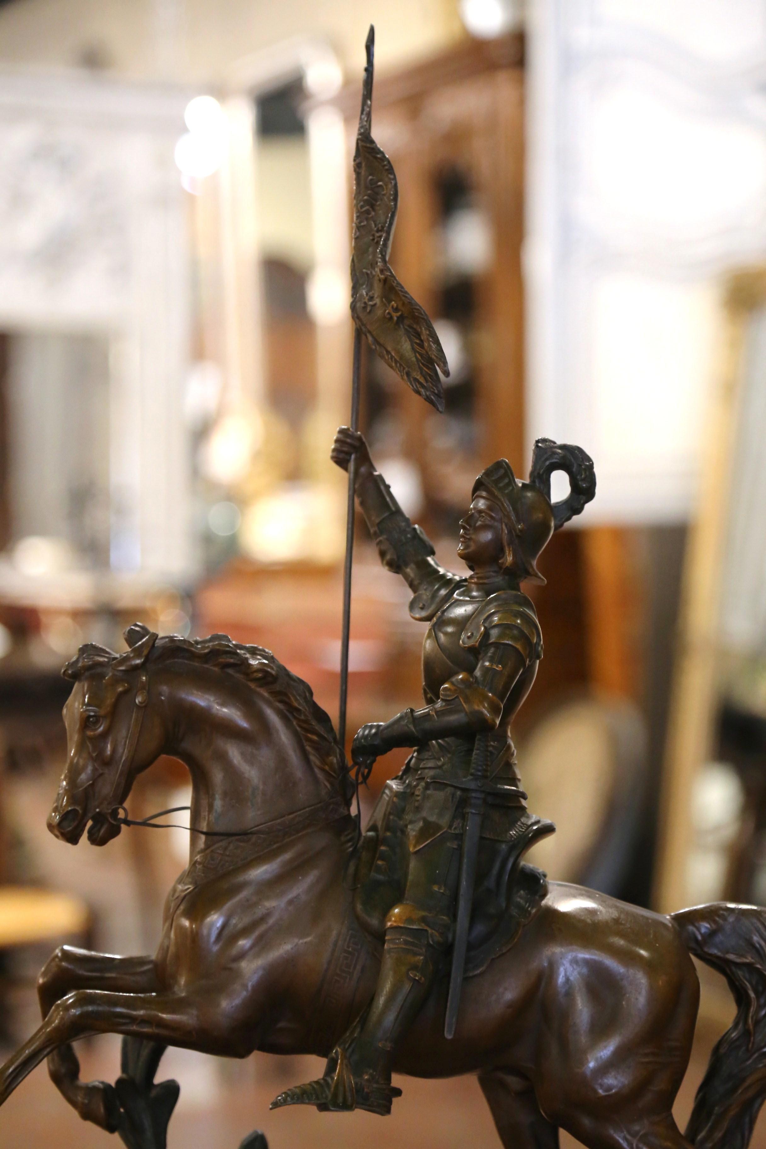 Französische patinierte Zinnstatue-Komposition „Joan des Arc auf Pferd“, 19. Jahrhundert (Patiniert) im Angebot
