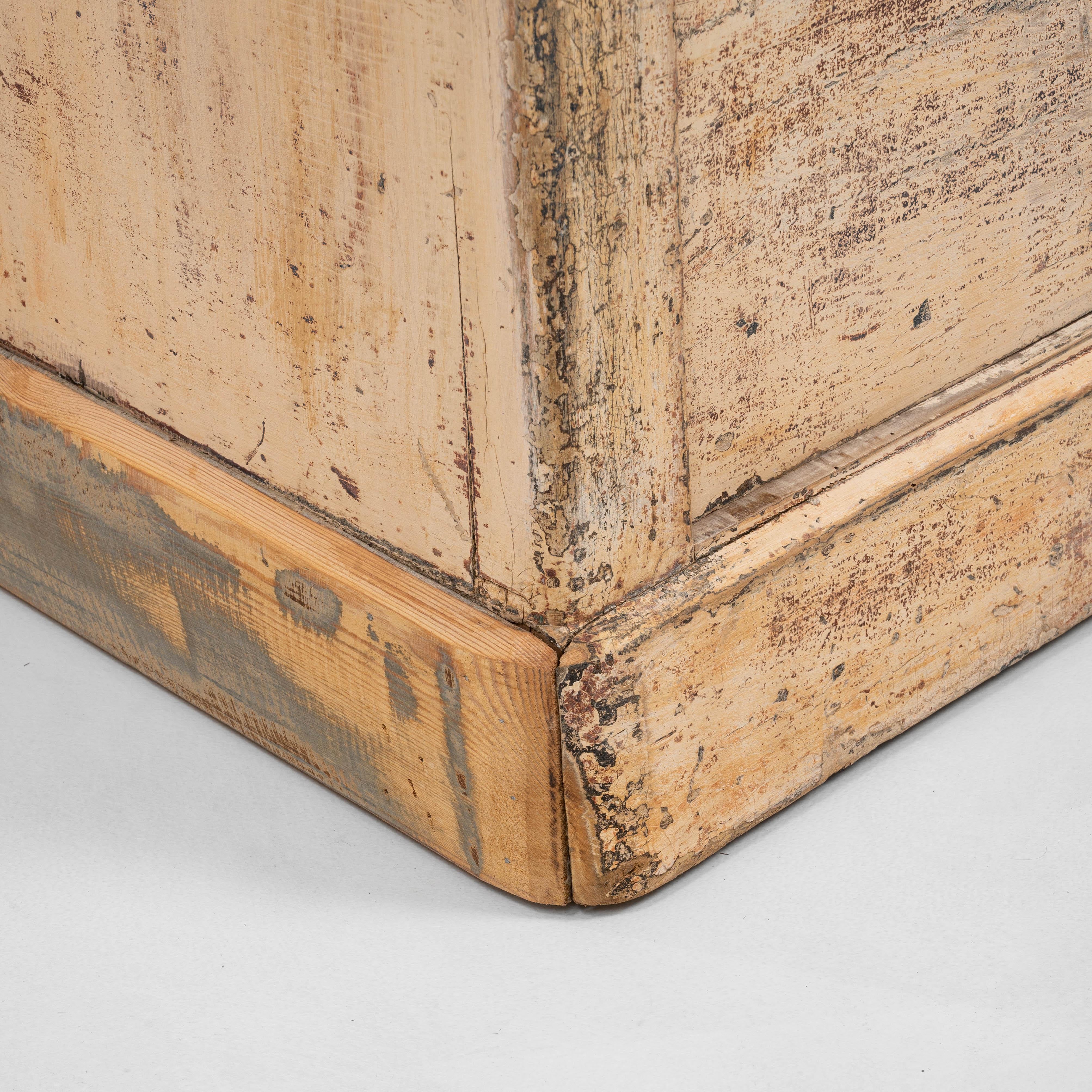 Commode en bois patiné français du 19ème siècle en vente 6