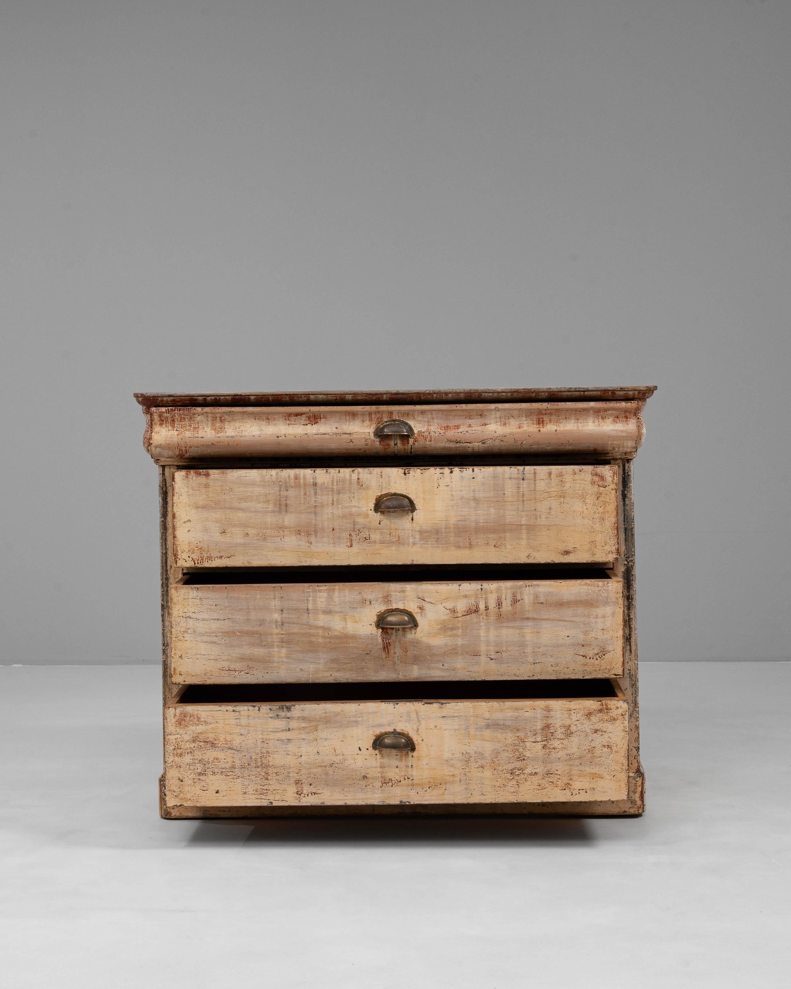 Français Commode en bois patiné français du 19ème siècle en vente