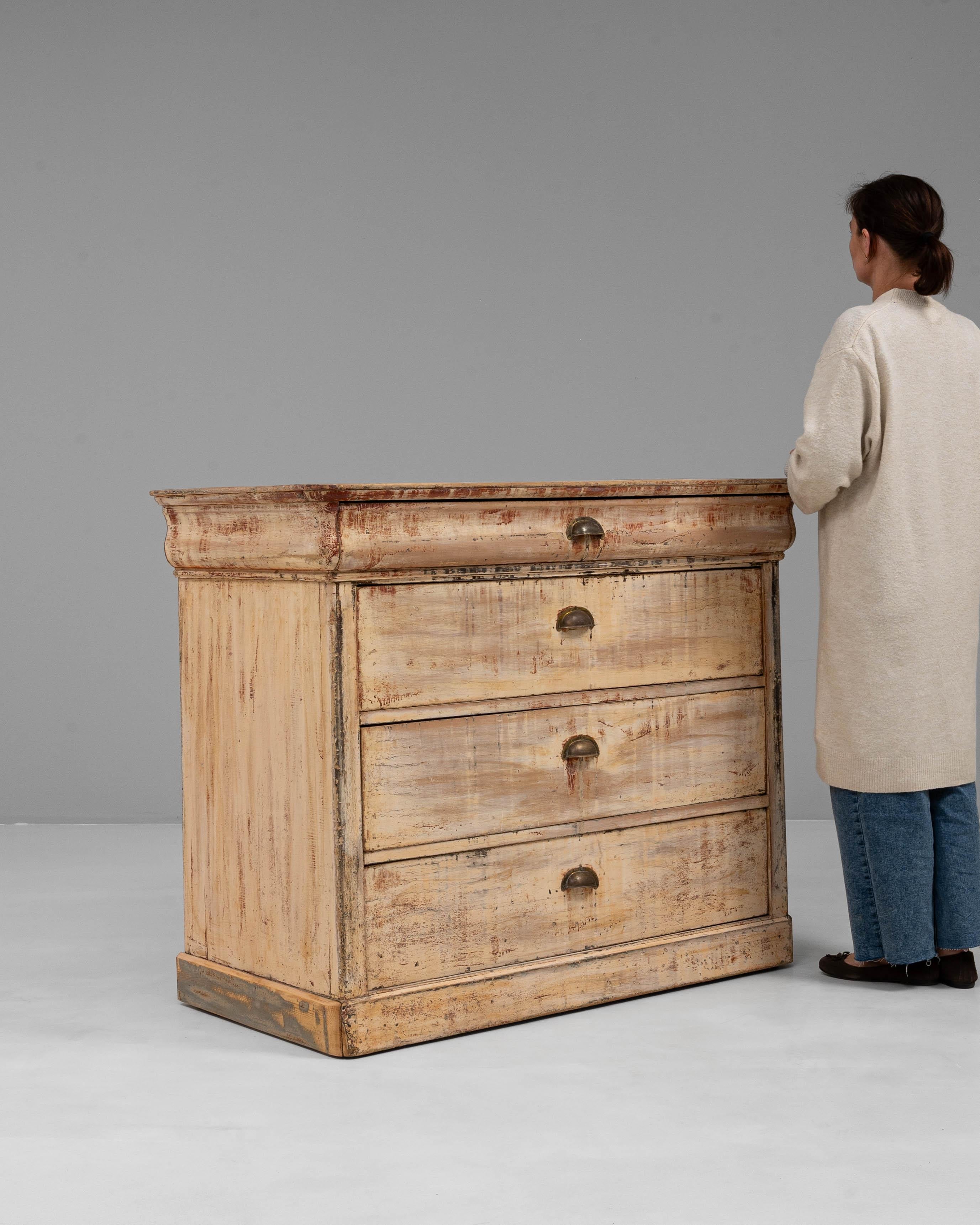 Commode en bois patiné français du 19ème siècle en vente 1