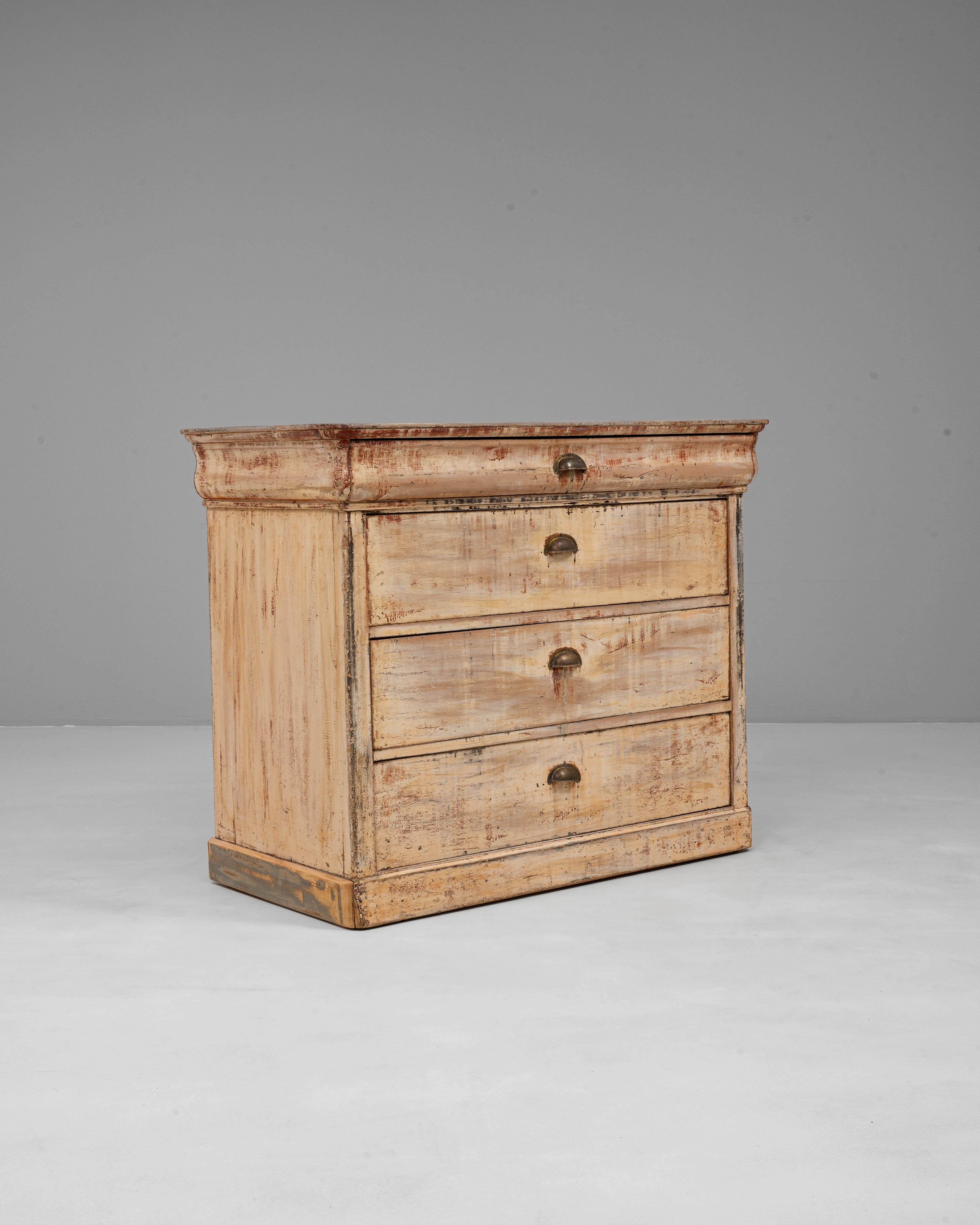 Commode en bois patiné français du 19ème siècle en vente 2