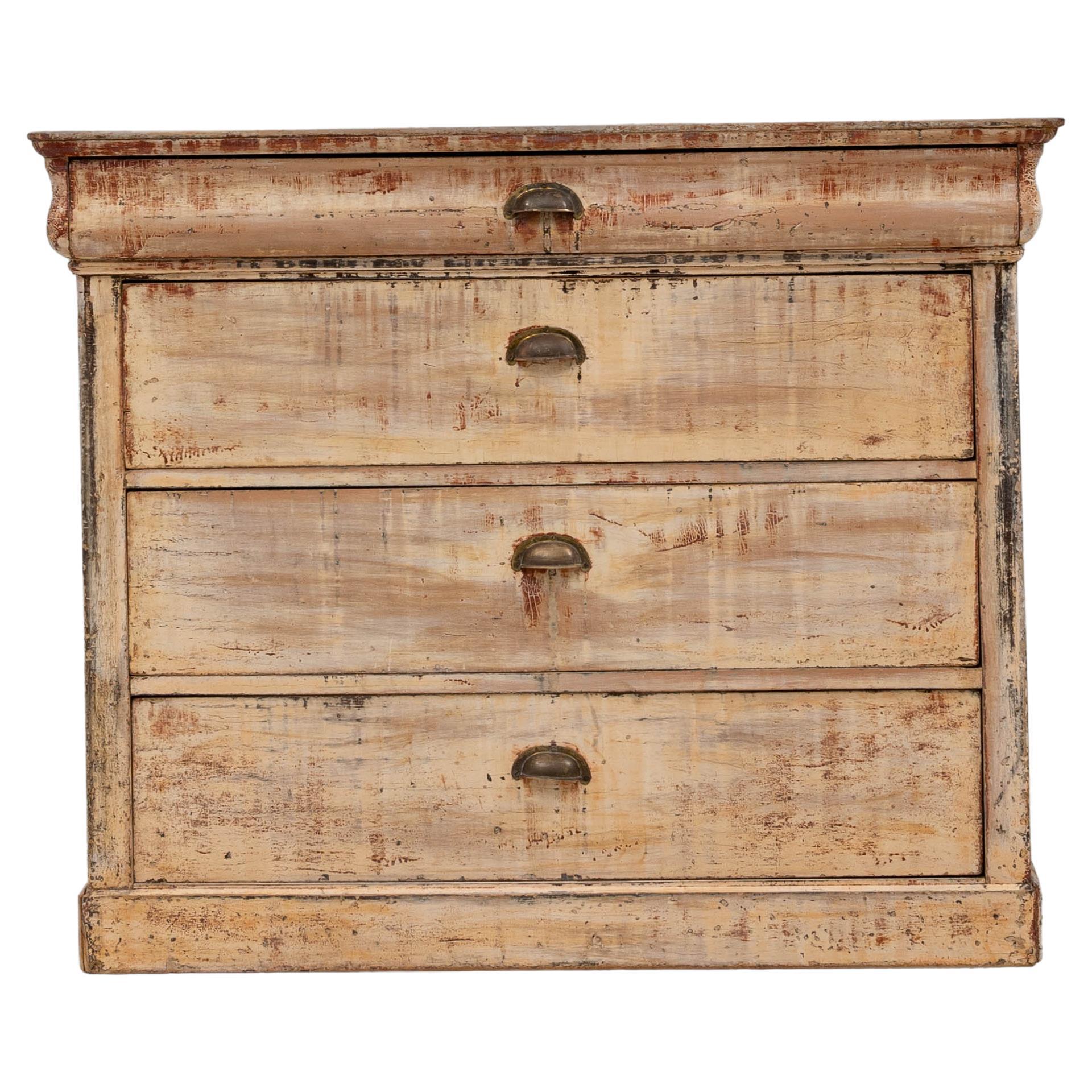 Commode en bois patiné français du 19ème siècle en vente