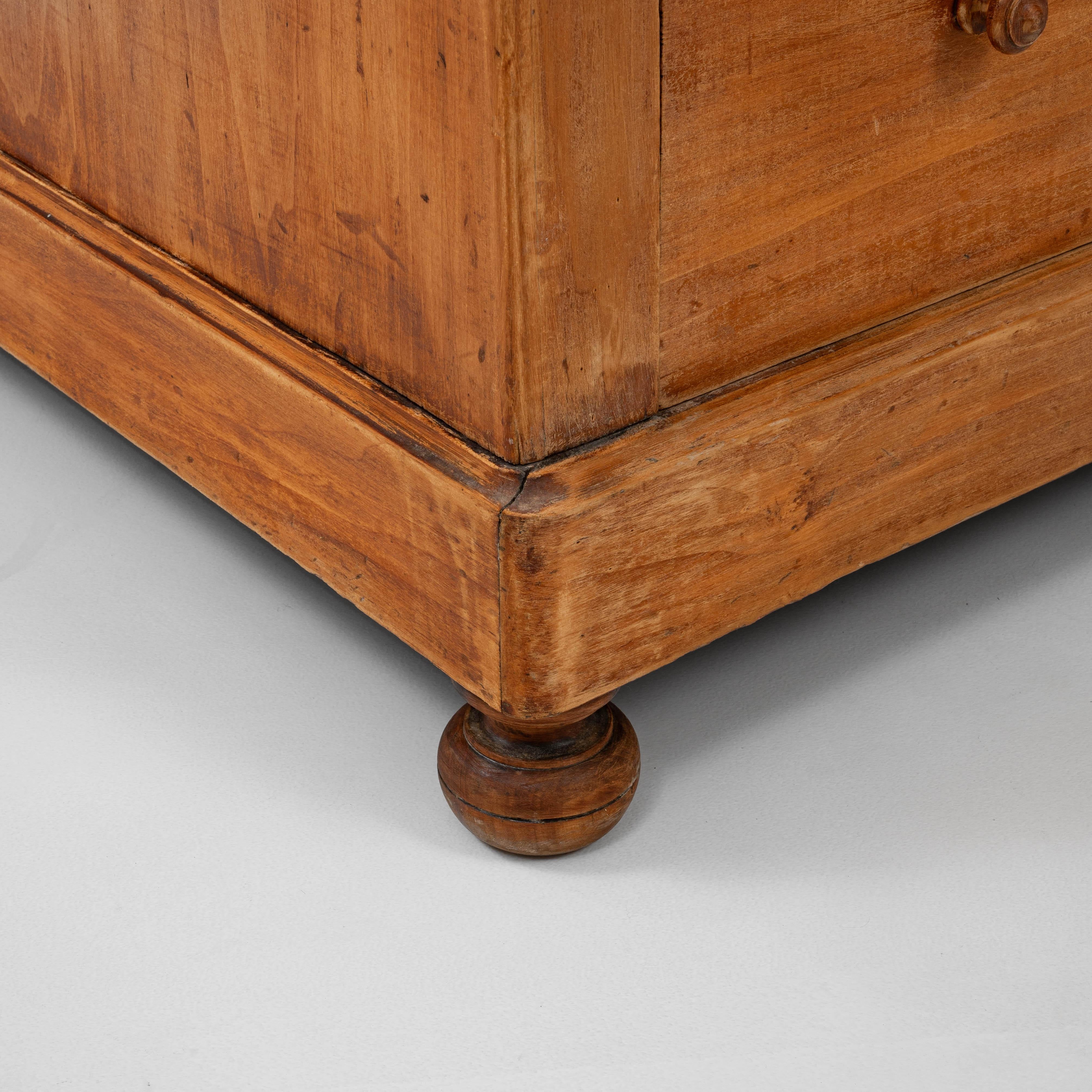 Cassettiera in legno patinato francese del XIX secolo in vendita 6