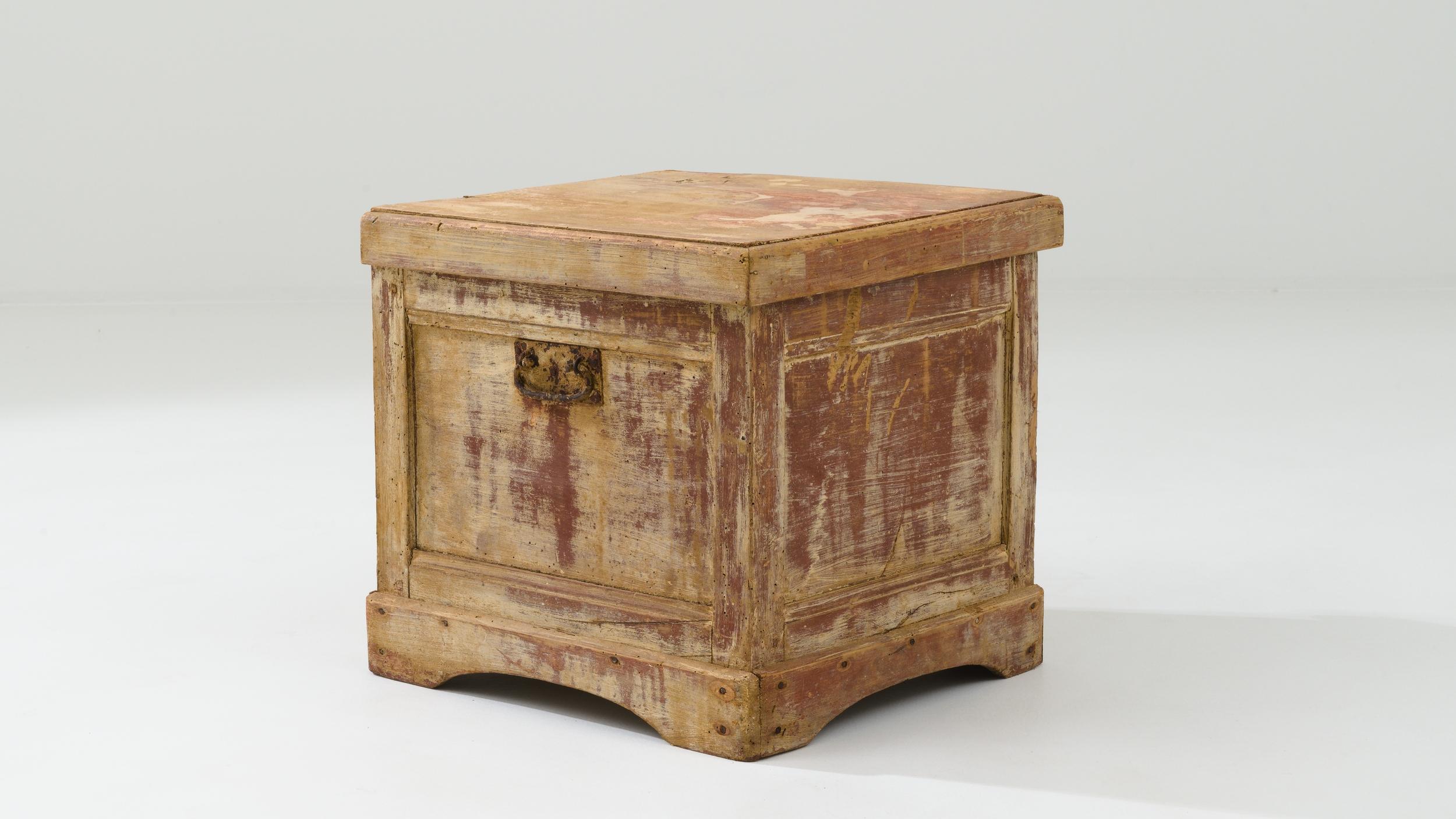 19th Century French Patinated Wooden Trunk For Sale 4