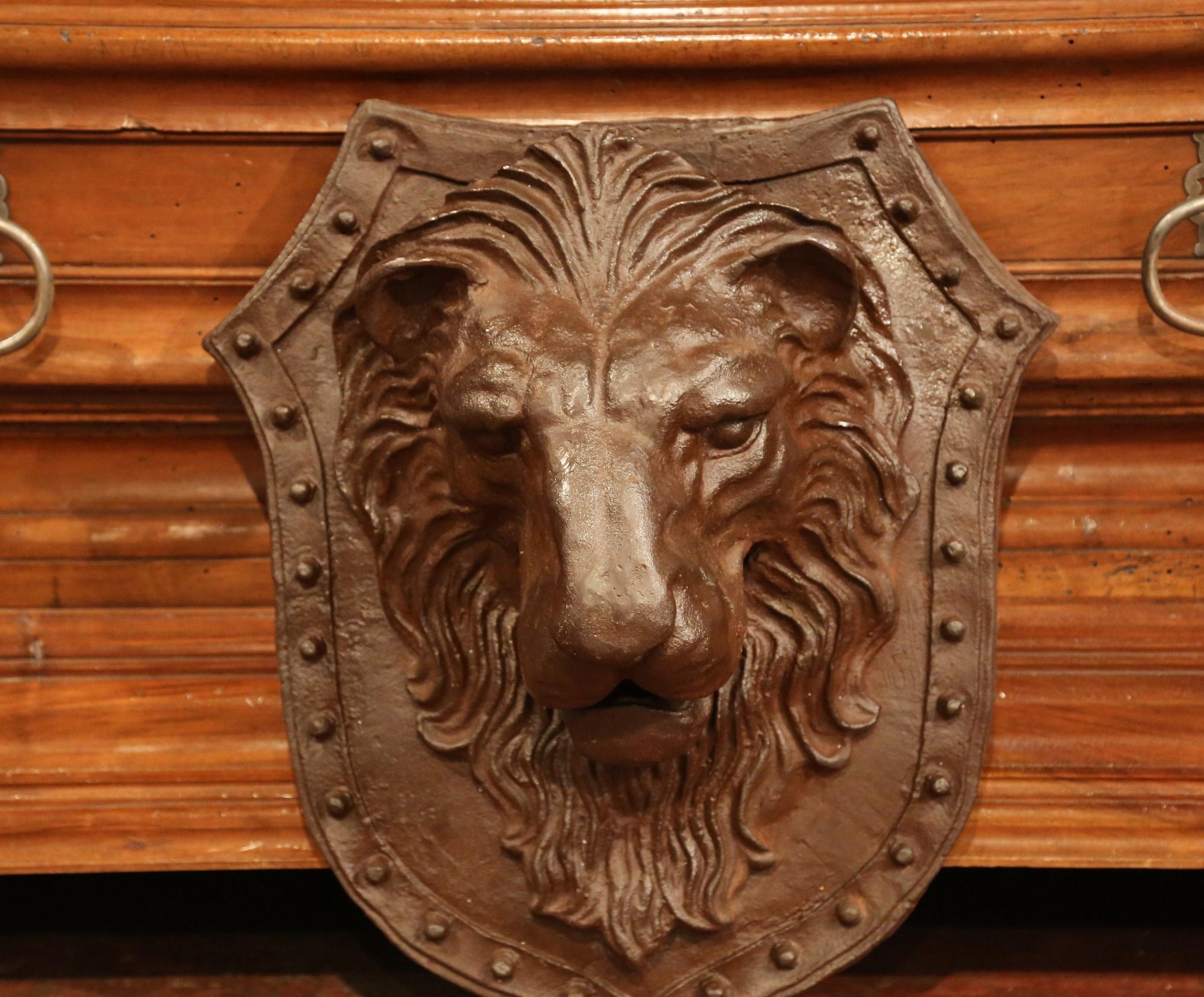 lion head crest