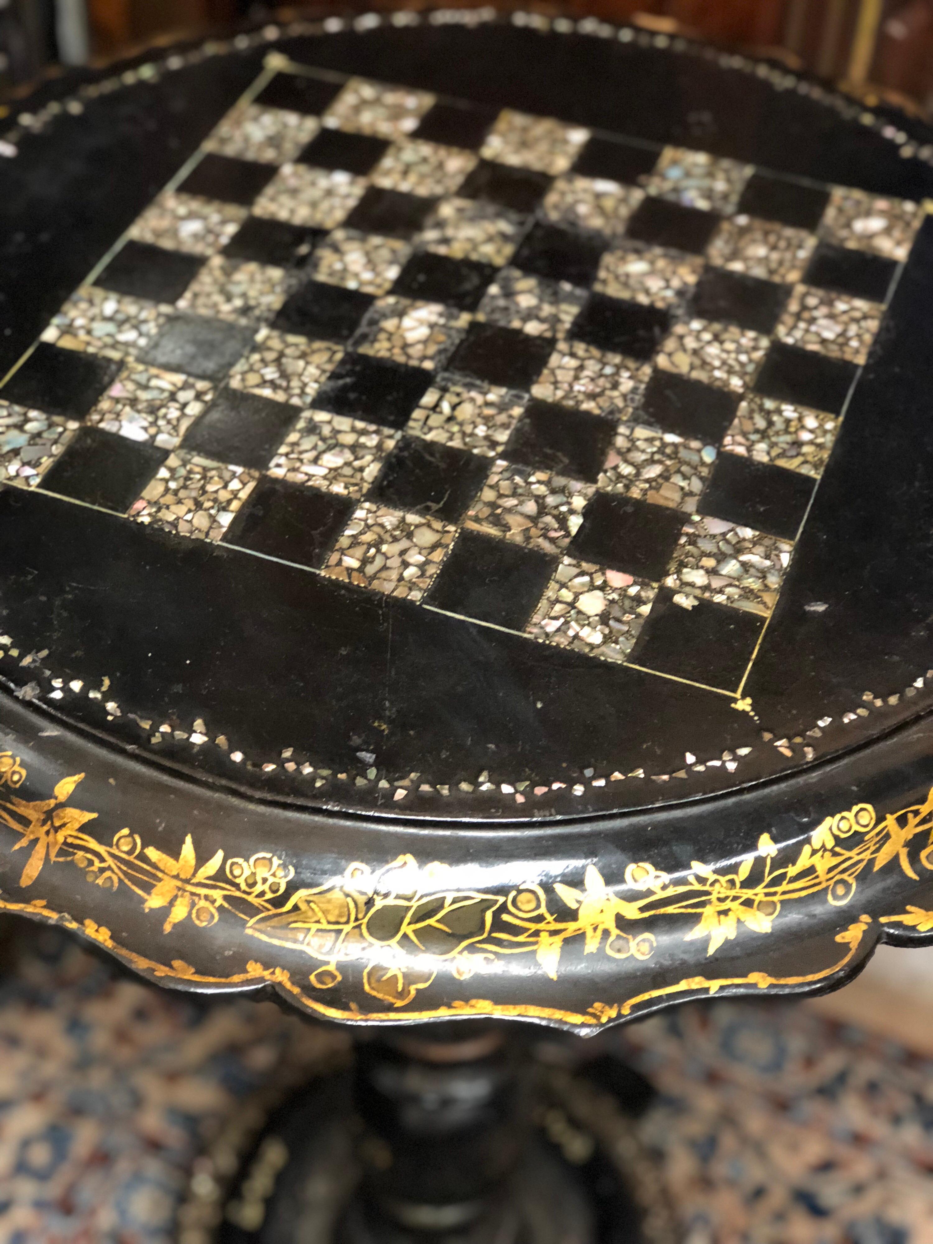 Mesa francesa de pedestal de papel maché del siglo XIX, época de Napoleón III en venta 1