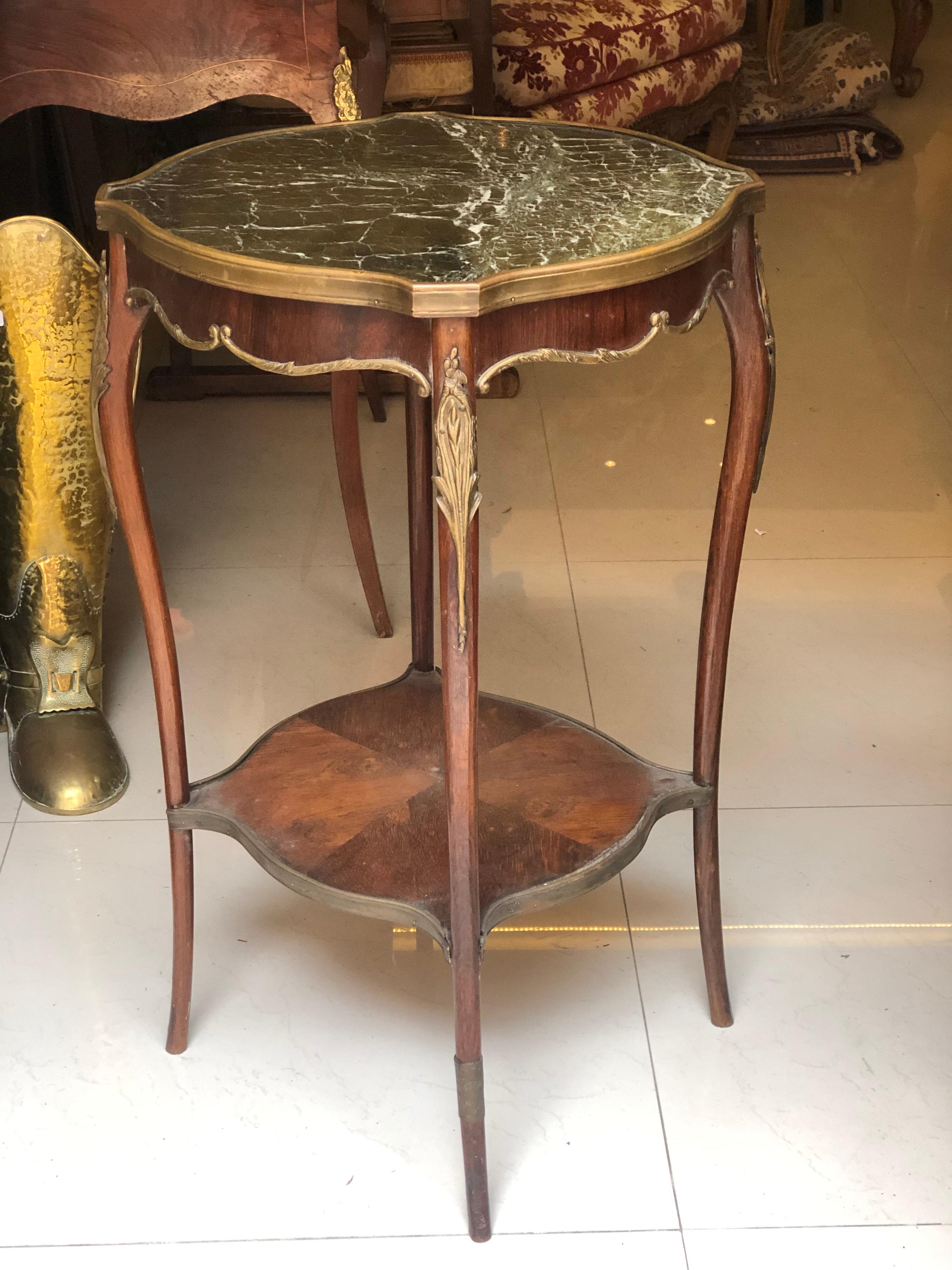 Eleganter runder Sockeltisch aus furniertem Holz und Bronzeelementen, gebogene Beine, die durch eine Schrittplatte verbunden sind, eingebautes Marmortablett, Stil Louis XV.
Frankreich, um 1870.
Maße: H 75, T 44 cm.