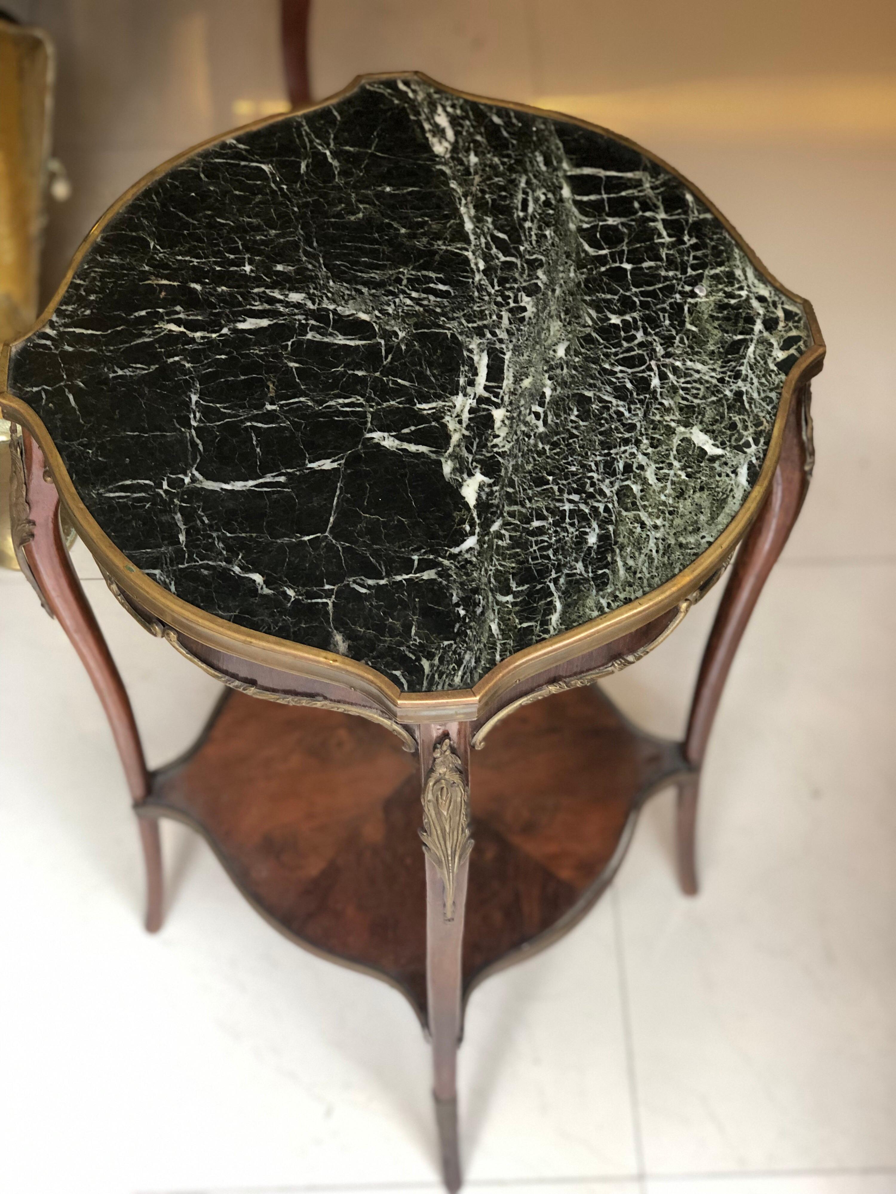 Guéridon français du 19ème siècle en bois plaqué de style Louis XV Bon état - En vente à Sofia, BG