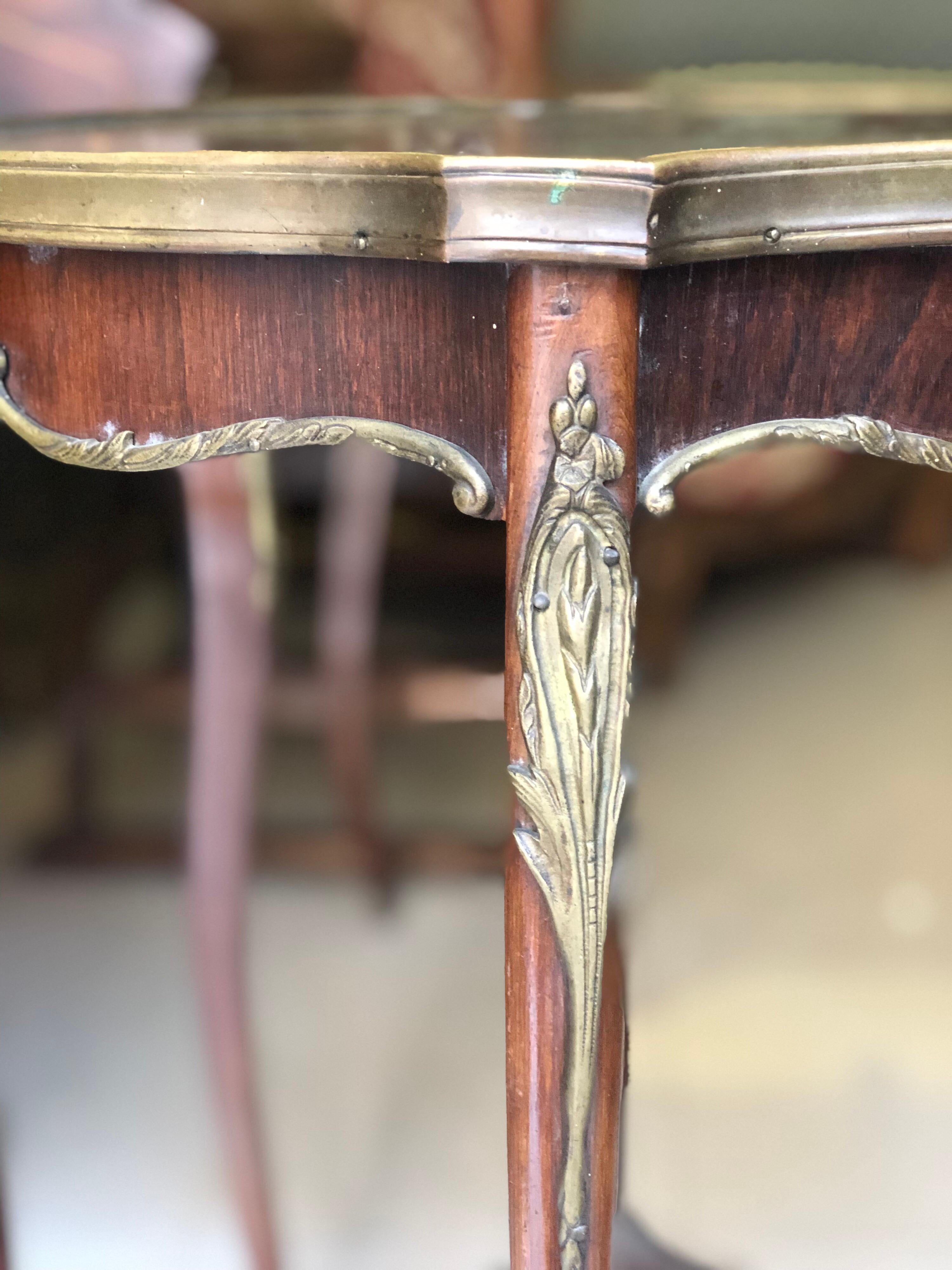 Französischer Sockeltisch aus furniertem Holz im Louis XV.-Stil des 19. Jahrhunderts im Angebot 1