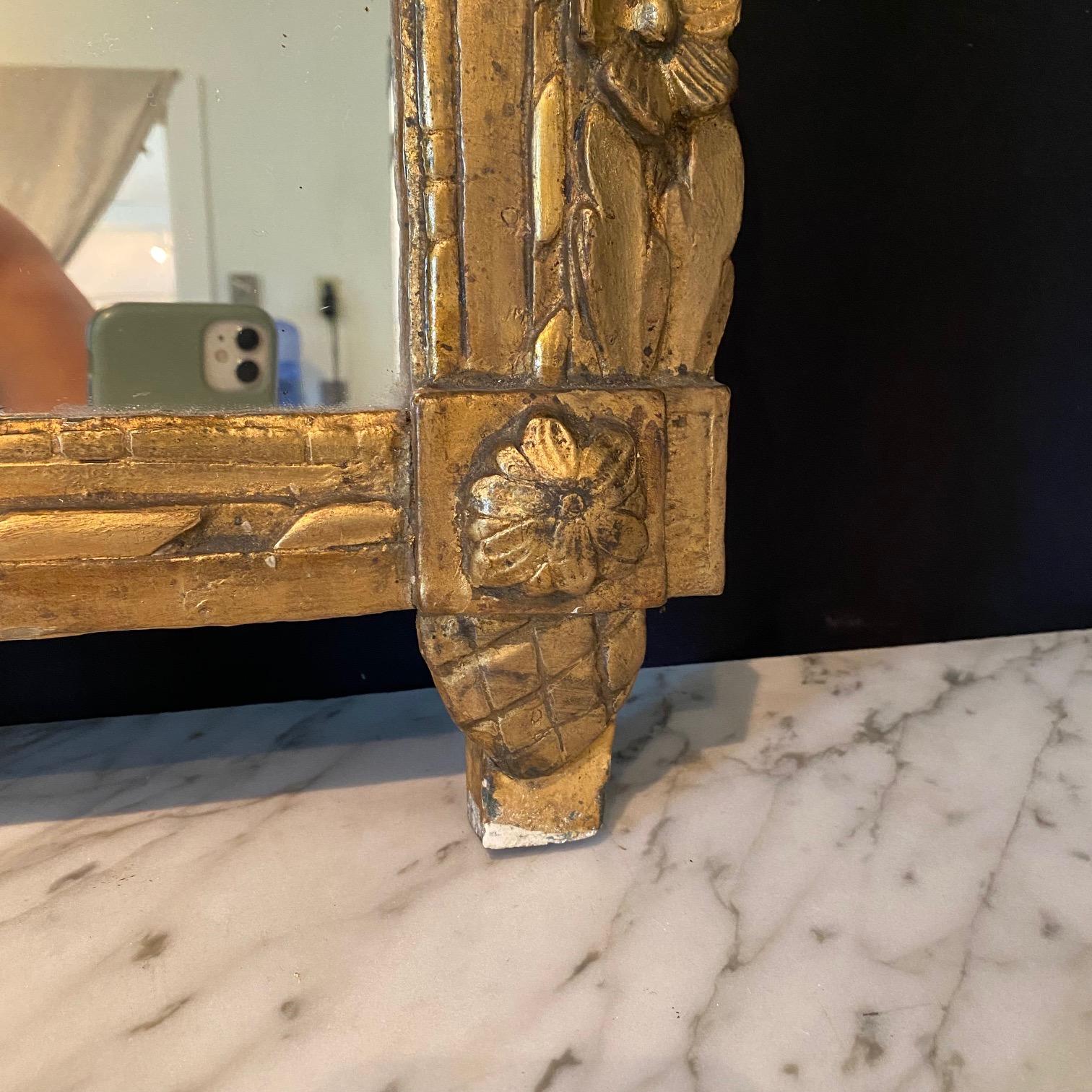 Sculpté à la main  Miroir en or d'époque Louis XVI du 19ème siècle avec urne au centre  en vente