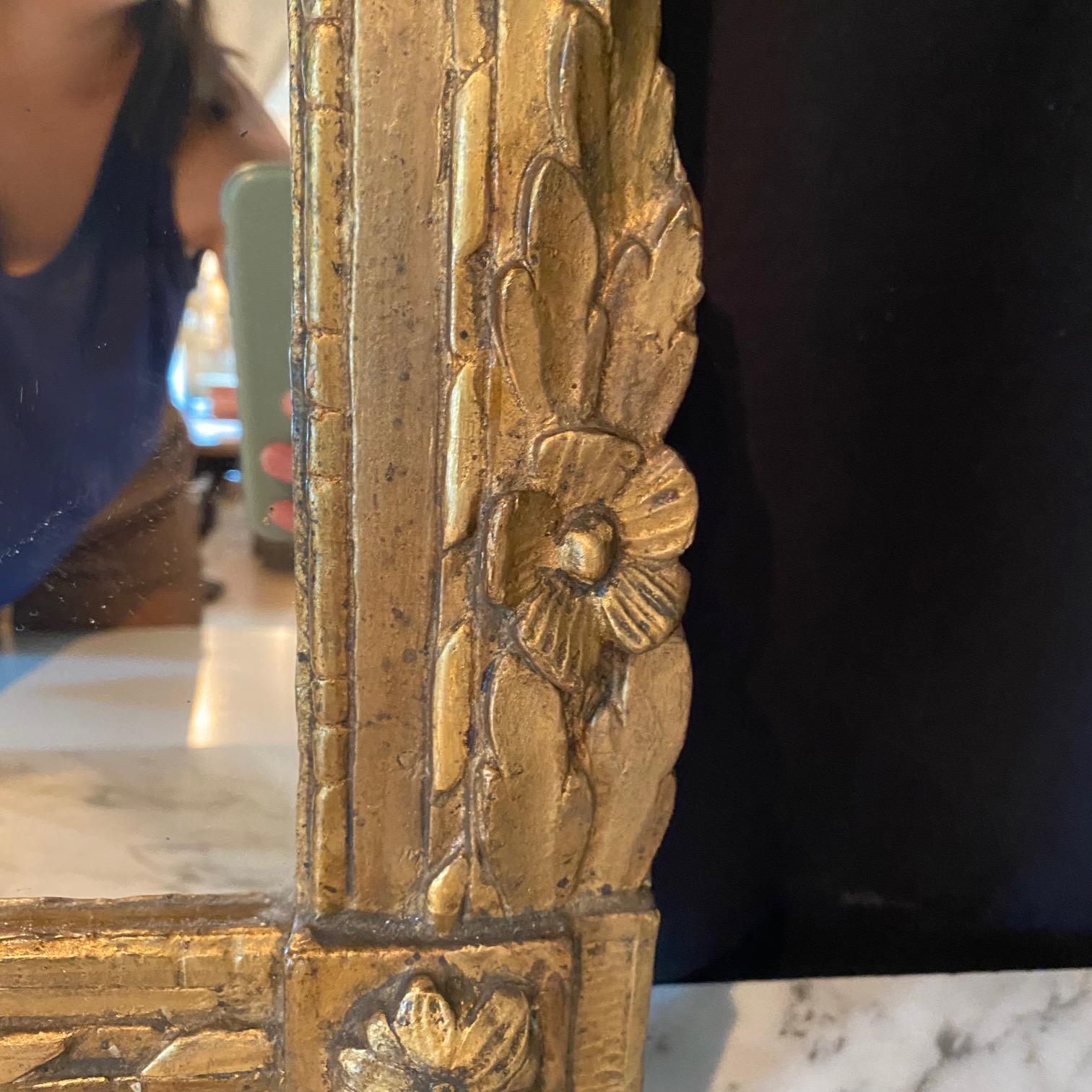 XIXe siècle  Miroir en or d'époque Louis XVI du 19ème siècle avec urne au centre  en vente